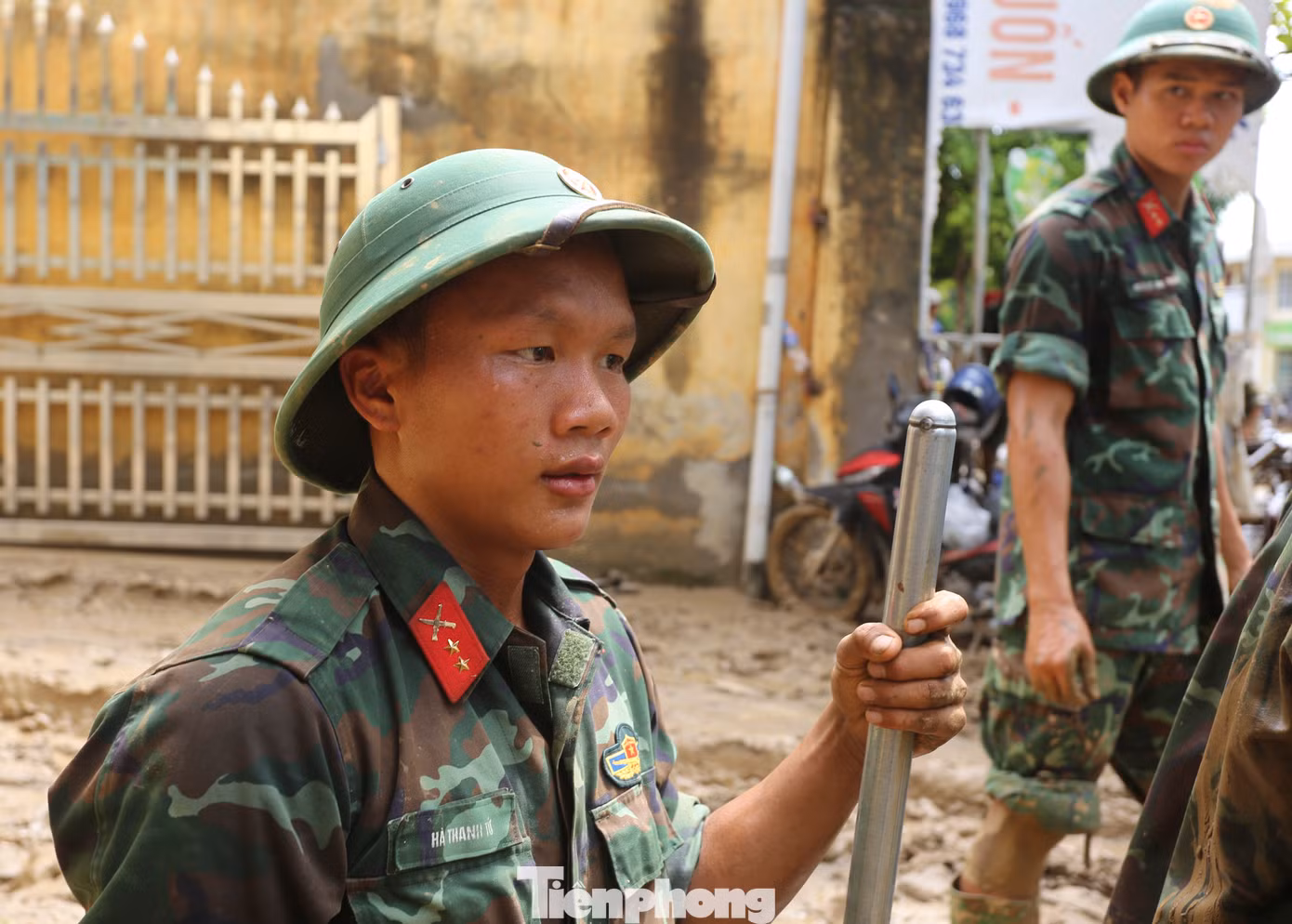 Bùn đất lấm lem, mướt mồ hôi song các lực lượng cố gắng hoàn thành nhiệm vụ để người dân sớm ổn định cuộc sống. Bùn đất lấm lem, mướt mồ hôi song các lực lượng cố gắng hoàn thành nhiệm vụ để người dân sớm ổn định cuộc sống.