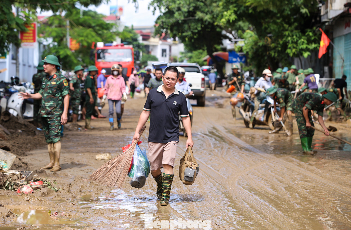 Thiếu nước sạch, rau xanh, điện và nhu yếu phẩm sau lũ khiến người dân vùng lũ gặp khó khăn. Họ phải mua sắm lại mọi thứ. Đồng thời, chính quyền địa phương cùng nhiều nhà hảo tâm ở khắp nơi đã có mặt, hỗ trợ trước mắt các nhu yếu phẩm cần thiết.