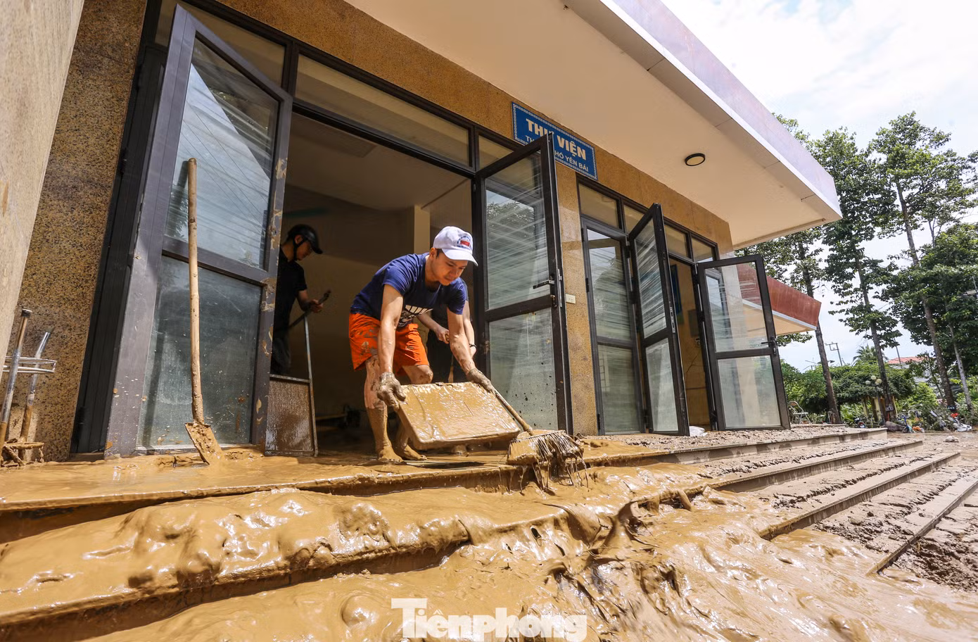 Theo báo cáo của UBND tỉnh Yên Bái, lũ lụt đã gây ra nhiều thiệt hại cho địa phương. Để khắc phục hậu quả, tỉnh này đã huy động gần 31.000 người cùng hàng trăm máy móc, xuồng máy, thuyền tham gia khắc phục hậu quả. Theo báo cáo của UBND tỉnh Yên Bái, lũ lụt đã gây ra nhiều thiệt hại cho địa phương. Để khắc phục hậu quả, tỉnh này đã huy động gần 31.000 người cùng hàng trăm máy móc, xuồng máy, thuyền tham gia khắc phục hậu quả.