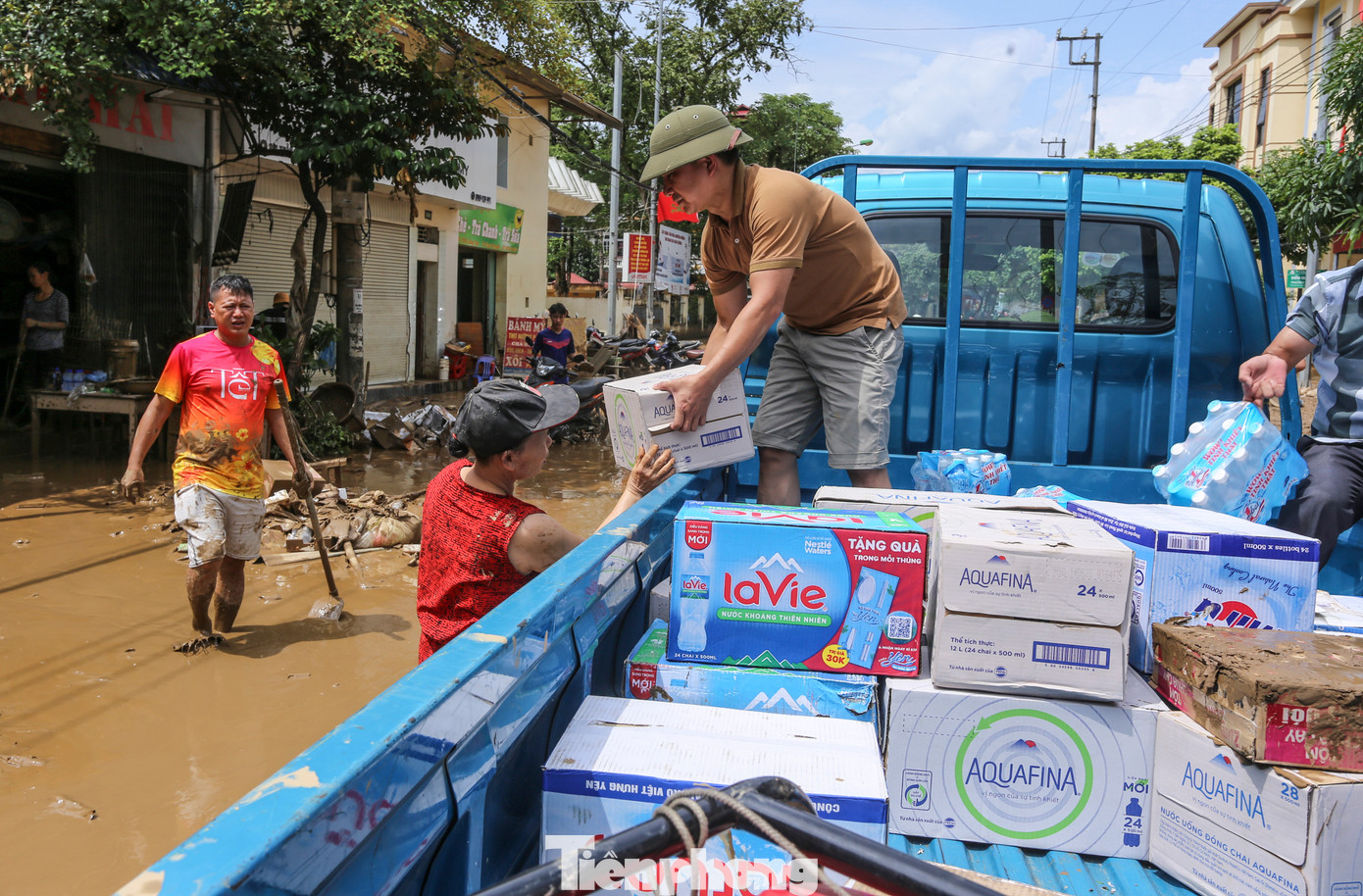 Thiếu nước sạch, rau xanh, điện và nhu yếu phẩm sau lũ khiến người dân vùng lũ gặp khó khăn. Họ phải mua sắm lại mọi thứ. Đồng thời, chính quyền địa phương cùng nhiều nhà hảo tâm ở khắp nơi đã có mặt, hỗ trợ trước mắt các nhu yếu phẩm cần thiết.