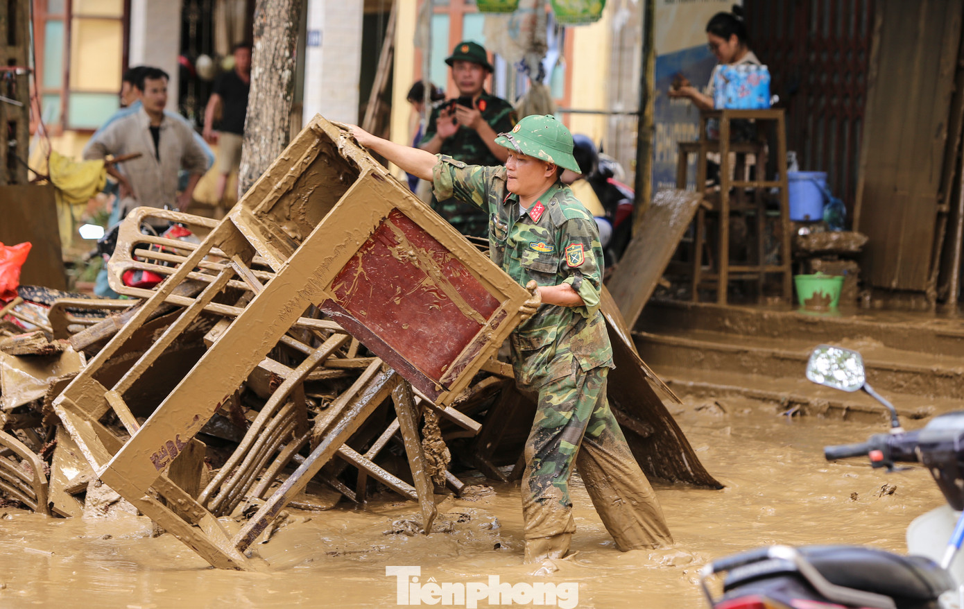 Đại tá Lê Việt Thắng – Giám đốc Công an tỉnh Yên Bái cho biết, đơn vị đã huy động hàng trăm cán bộ, chiến sĩ cùng xe chữa cháy chuyên dụng để hút nước, bơm tưới, dọn bùn giúp người dân. Do lớp bùn khá dày nên việc dọn dẹp gặp khó khăn.