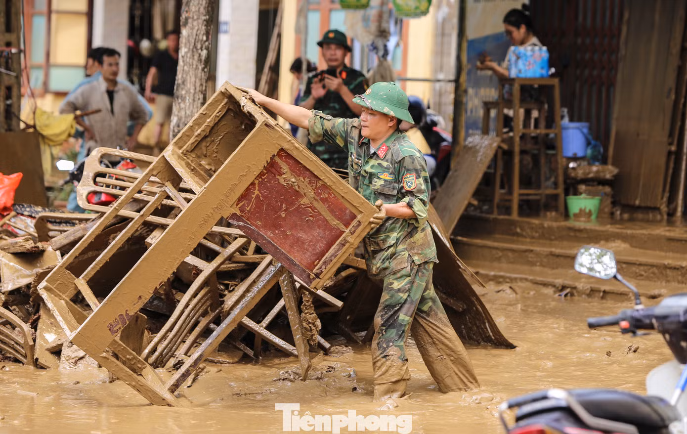 Đại tá Lê Việt Thắng – Giám đốc Công an tỉnh Yên Bái cho biết, đơn vị đã huy động hàng trăm cán bộ, chiến sĩ cùng xe chữa cháy chuyên dụng để hút nước, bơm tưới, dọn bùn giúp người dân. Do lớp bùn khá dày nên việc dọn dẹp gặp khó khăn. Đại tá Lê Việt Thắng – Giám đốc Công an tỉnh Yên Bái cho biết, đơn vị đã huy động hàng trăm cán bộ, chiến sĩ cùng xe chữa cháy chuyên dụng để hút nước, bơm tưới, dọn bùn giúp người dân. Do lớp bùn khá dày nên việc dọn dẹp gặp khó khăn.