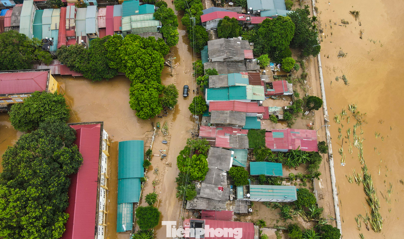Do địa thế sát với sông Hồng nên khu dân cư này được xem là “rốn lũ” và bị ngập sâu 3-4m trong nhiều ngày qua.
