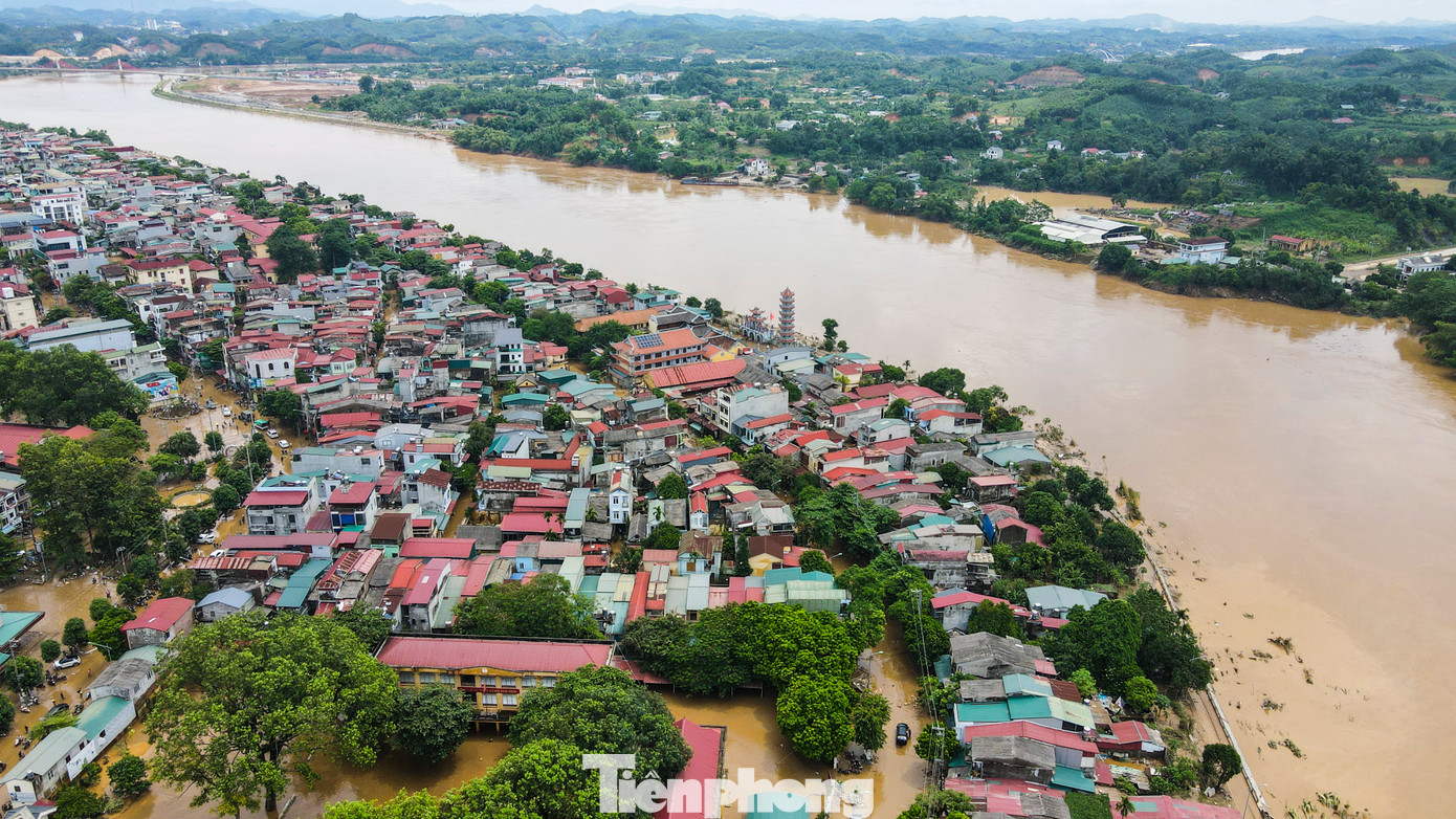 Trên sông Hồng đoạn qua Yên Bái mực nước cao nhất 35,73m (trên mức lũ lịch sử năm 1968 là 34,42m). Mưa lũ làm 15/15 phường, xã bị ngập, trong đó có 8 xã, phường bị ngập hoàn toàn. Toàn tỉnh có 2.700 điểm sạt lở đất. Đặc biệt, đã xảy ra sạt lở đất đặc biệt nghiêm trọng tại xã Tân Phượng, huyện Lục Yên làm chết 9 người. Đến nay, toàn tỉnh có 40 người tử vong, 4 người mất tích, 23 người bị thương.