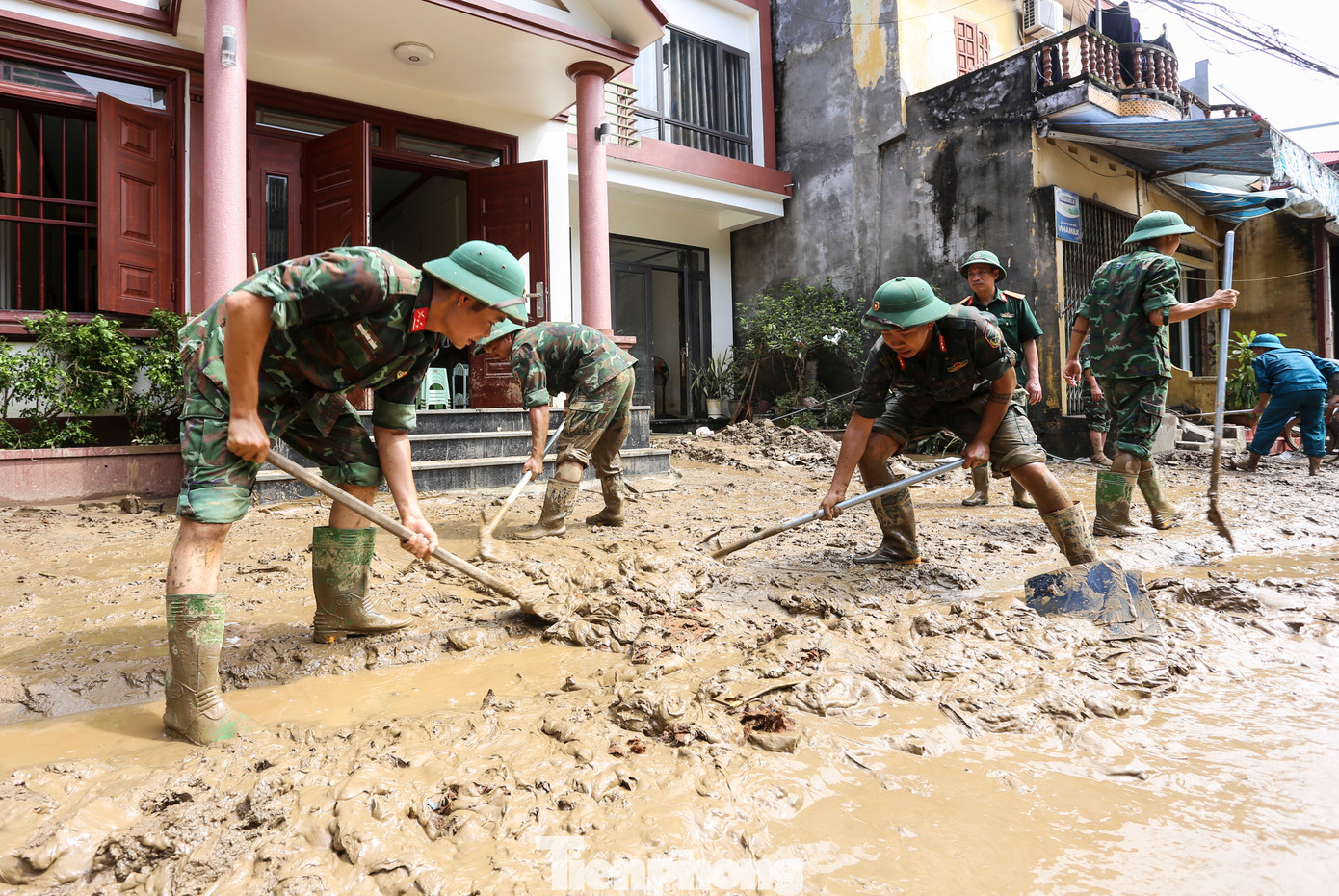 Hàng trăm người gồm bộ đội, công an, dân quân tự vệ, đoàn thanh niên... được huy động hỗ trợ dọn bùn, giúp người dân sớm ổn định cuộc sống sau đợt lũ.
