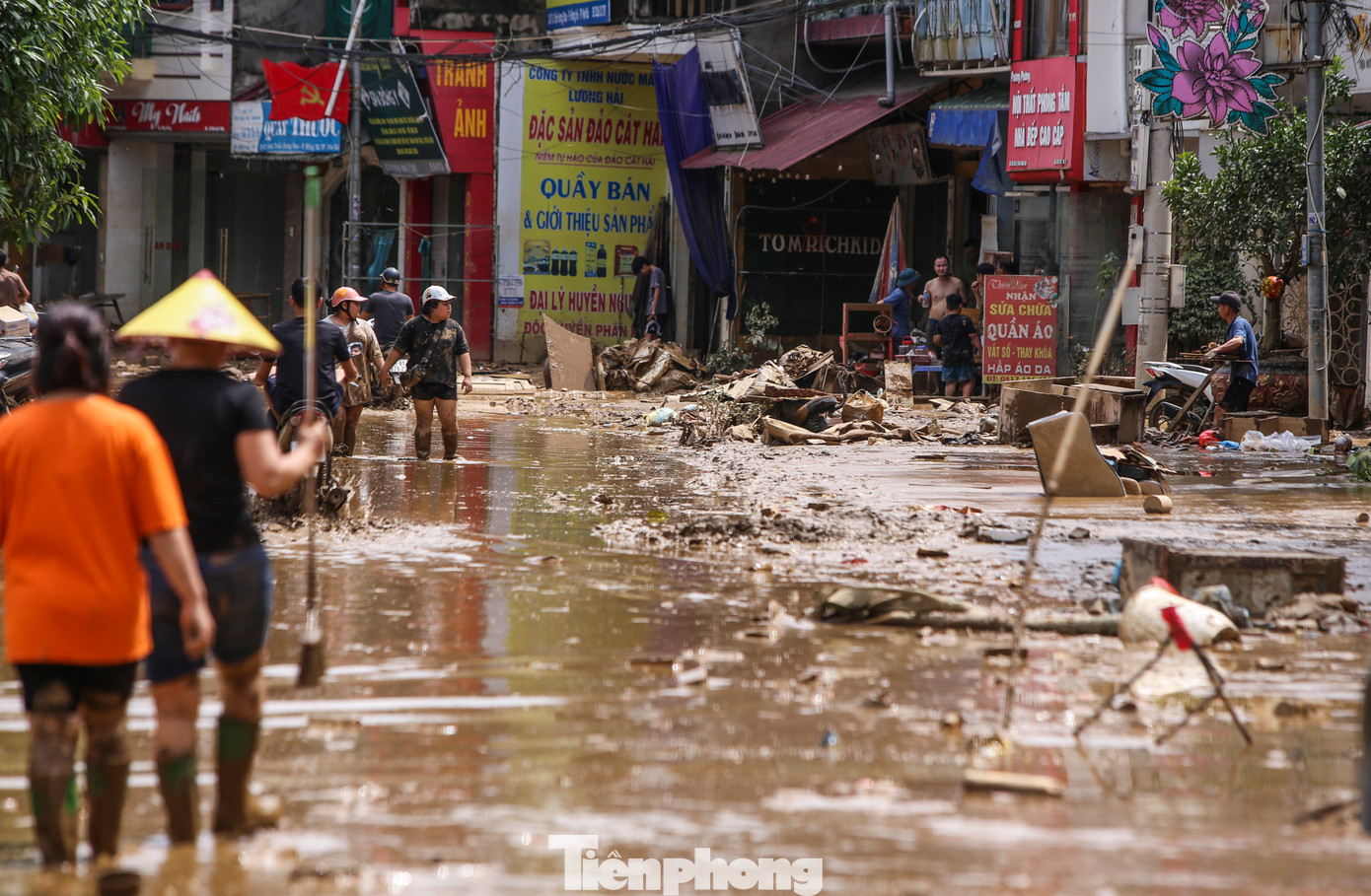 Lũ rút, trong nhà dân và các tuyến đường để lại lớp bùn dày đặc, cao đến đầu gối khiến người và phương tiện gặp khó khăn trong đi lại.
