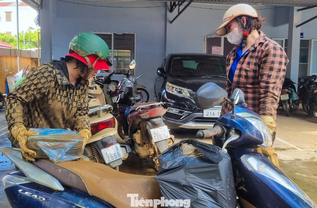 "Trong lớp bùn dày là đồ dùng học tập của các con, những bộ sách còn mới cứng, các con mới chỉ dở được vài trang giấy. Chúng tôi cố gắng bới tìm xem bộ sách vở, dụng cụ học tập nào có thể “cứu” được thu gom lại, mang về rửa, lau để đưa đến cho trường cho các con”, cô Nguyễn Thị Lan (giáo viên Trường Mầm non Yên Thịnh, TP. Yên Bái) chia sẻ. Trong hình, Thủ tướng Phạm Minh Chính đến thăm, động viên các cô giáo khắc phục hậu quả thiên tai tại một trường mầm non ở TP Yên Bái khi lũ rút"