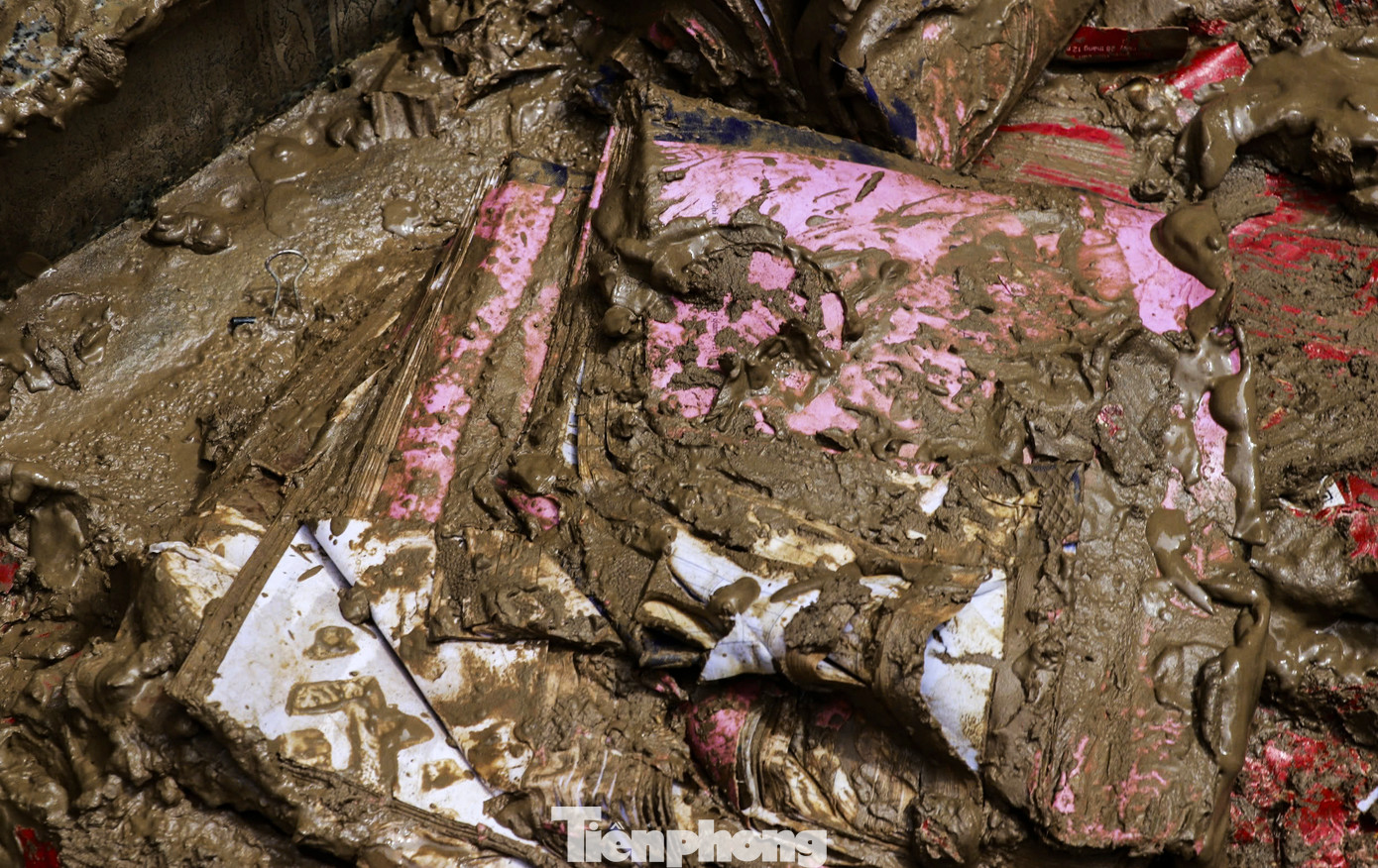 Giáo án, sách vở dưới lớp bùn.