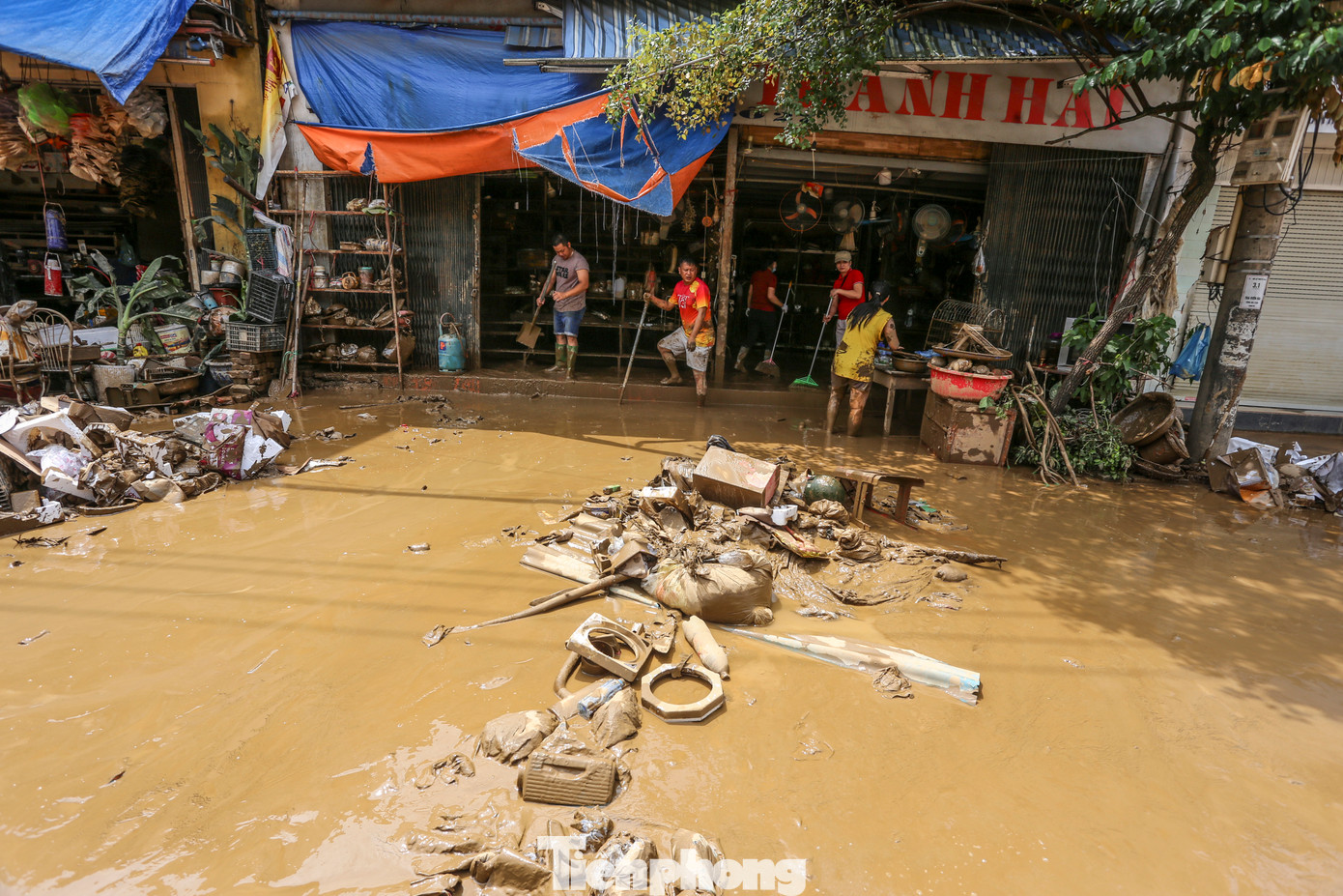 Sau khi nước rút, người dân ở đây đào bới lớp bùn đặc quánh, sâu ngang đầu gối mong tìm kiếm những tài sản còn sót lại. Họ cố gắng dọn dẹp khi bùn chưa khô để sớm ổn định cuộc sống.