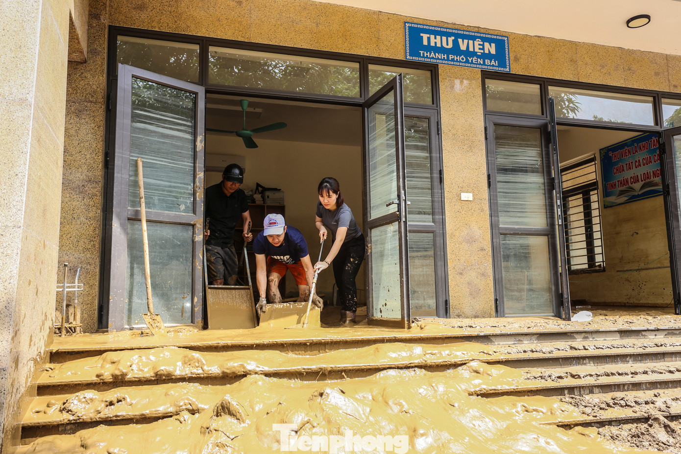 Không những tài sản của người dân, sách vở, đồ dùng học sinh tại nhiều trường trên địa bàn TP Yên Bái cũng bị vùi lấp trong bùn đất khi lũ rút.