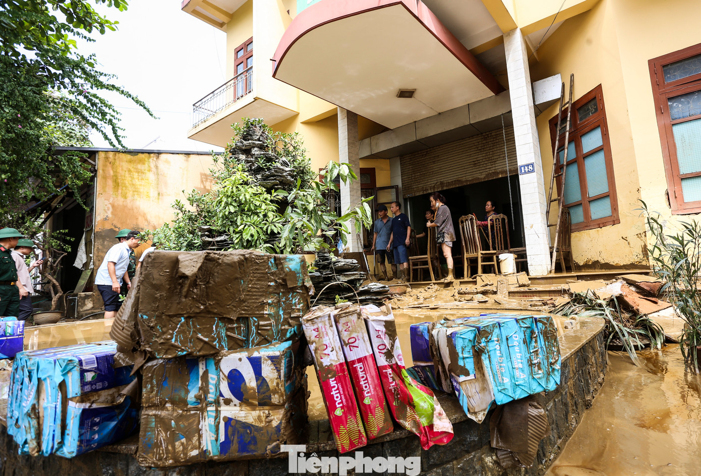 "Trong lớp bùn dày là đồ dùng học tập của các con, những bộ sách còn mới cứng, các con mới chỉ dở được vài trang giấy. Chúng tôi cố gắng bới tìm xem bộ sách vở, dụng cụ học tập nào có thể “cứu” được thu gom lại, mang về rửa, lau để đưa đến cho trường cho các con”, cô Nguyễn Thị Lan (giáo viên Trường Mầm non Yên Thịnh, TP. Yên Bái) chia sẻ. Trong hình, Thủ tướng Phạm Minh Chính đến thăm, động viên các cô giáo khắc phục hậu quả thiên tai tại một trường mầm non ở TP Yên Bái khi lũ rút"