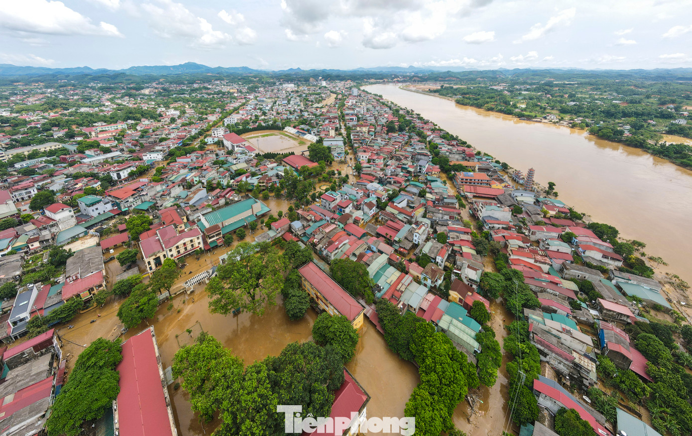 Sáng 12/9, hàng nghìn nhà dân và các tuyến đường ven sông Hồng đoạn qua TP Yên Bái (tỉnh Yên Bái) nước lũ đã rút gần hết.