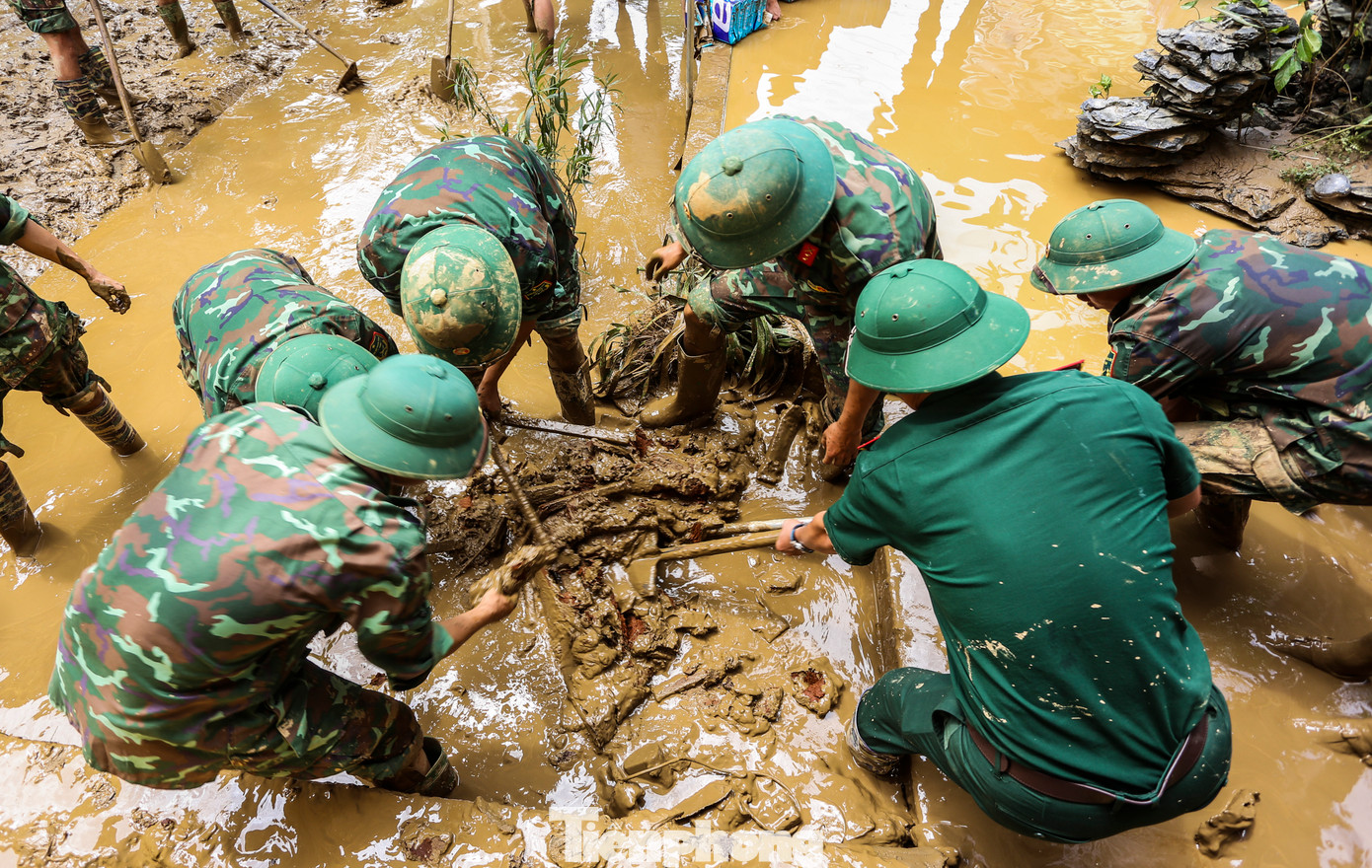 Để khắc phục hậu quả do thiên tai gây ra, UBND tỉnh Yên Bái đã huy động gần 31.000 người cùng hàng trăm máy móc, xuồng máy, thuyền để hỗ trợ người dân. Trong đó, lực lượng quân đội, công an, dân quân, đoàn viên thanh niên... luôn tiên phong trong các công việc.