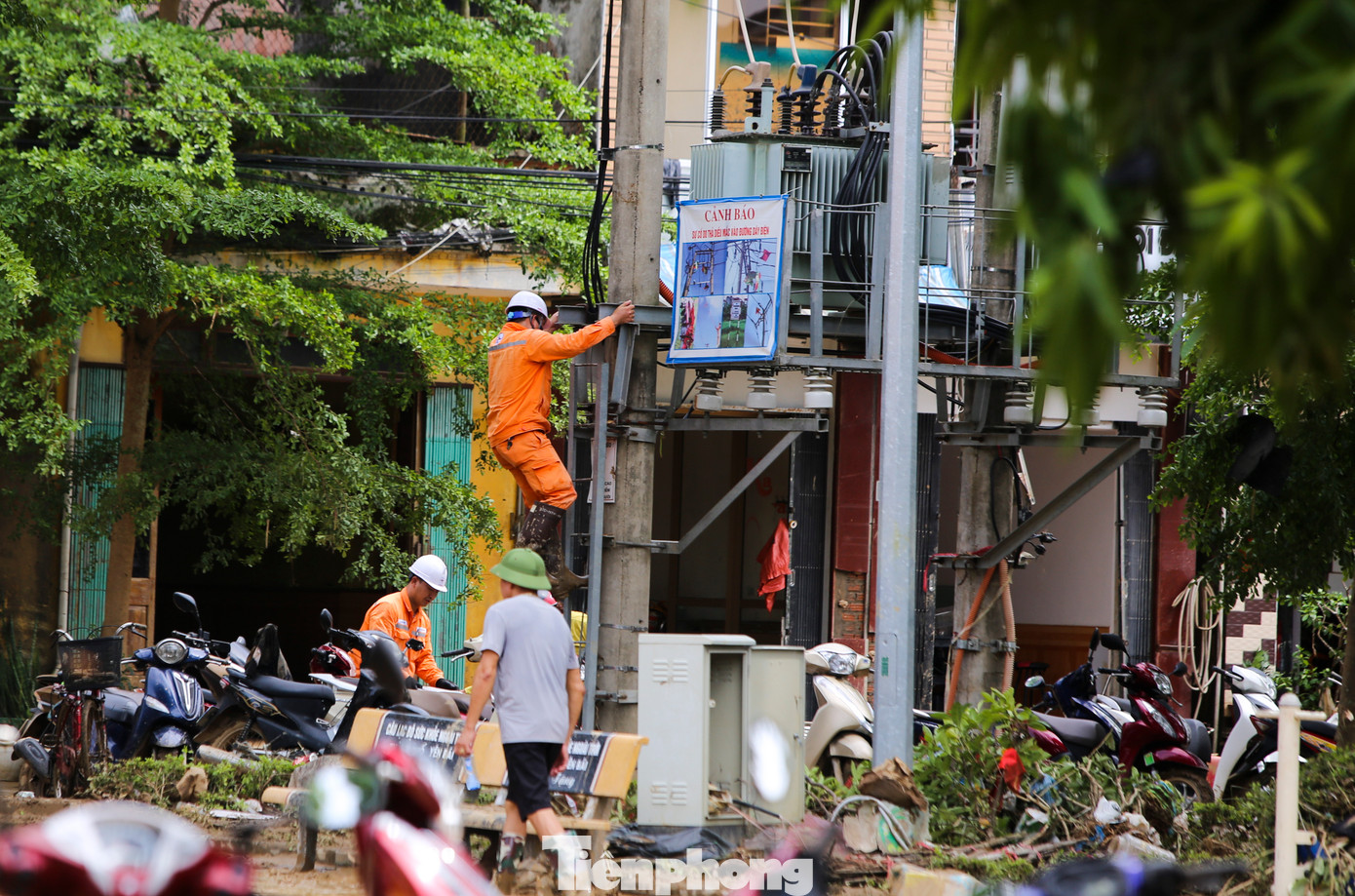 Ngành điện lực cũng khẩn trương sửa chữa hệ thống điện gặp sự cố để sớm đóng điện cho người dân sinh hoạt.