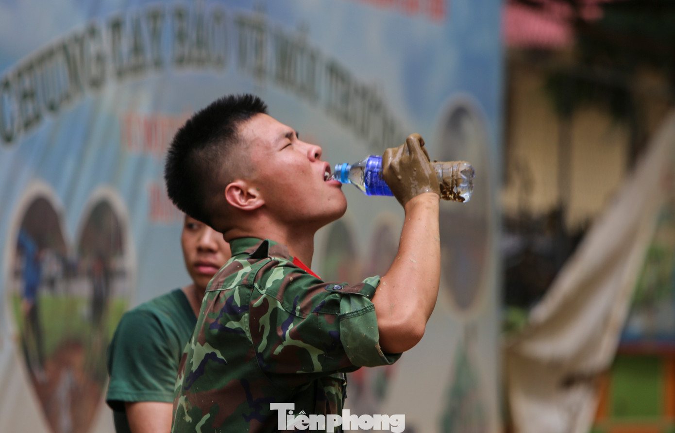 Bùn đất lấm lem, mướt mồ hôi song các lực lượng cố gắng hoàn thành nhiệm vụ để người dân sớm ổn định cuộc sống.