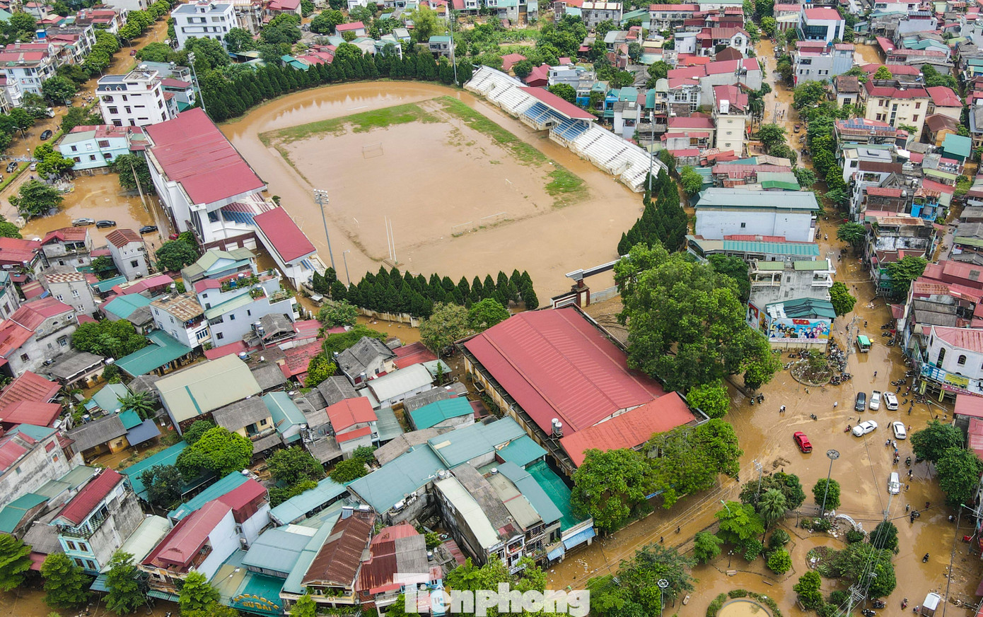 Hiện chỉ còn một số tuyến đường ven sông đoạn qua phường Hồng Hà và khu vực sân vận động Yên Bái vẫn lâm cảnh ngập lụt cục bộ.