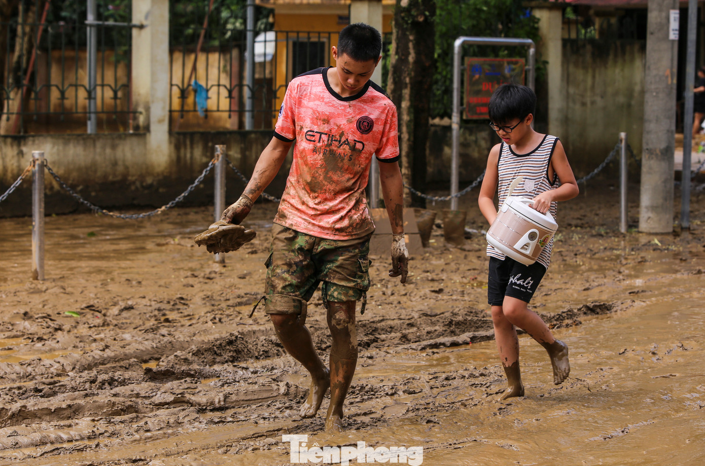 Thiếu nước sạch, rau xanh, điện và nhu yếu phẩm sau lũ khiến người dân vùng lũ gặp khó khăn. Họ phải mua sắm lại mọi thứ. Đồng thời, chính quyền địa phương cùng nhiều nhà hảo tâm ở khắp nơi đã có mặt, hỗ trợ trước mắt các nhu yếu phẩm cần thiết.