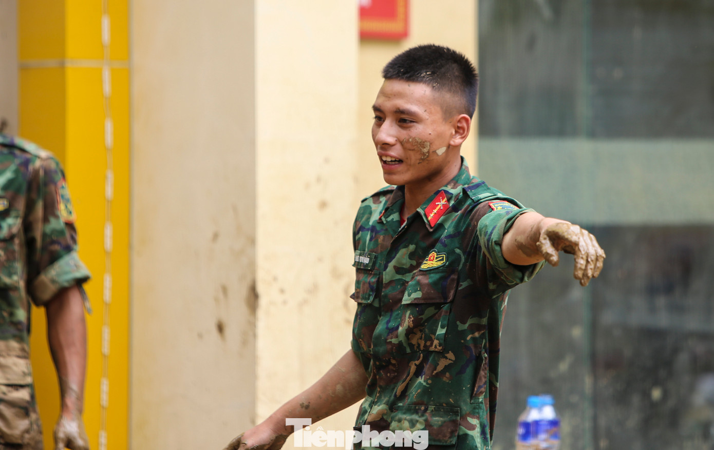 Bùn đất lấm lem, mướt mồ hôi song các lực lượng cố gắng hoàn thành nhiệm vụ để người dân sớm ổn định cuộc sống.