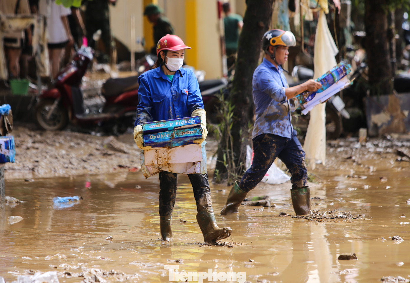 Hàng trăm người gồm bộ đội, công an, dân quân tự vệ, đoàn thanh niên... được huy động hỗ trợ dọn bùn, giúp người dân sớm ổn định cuộc sống sau đợt lũ.