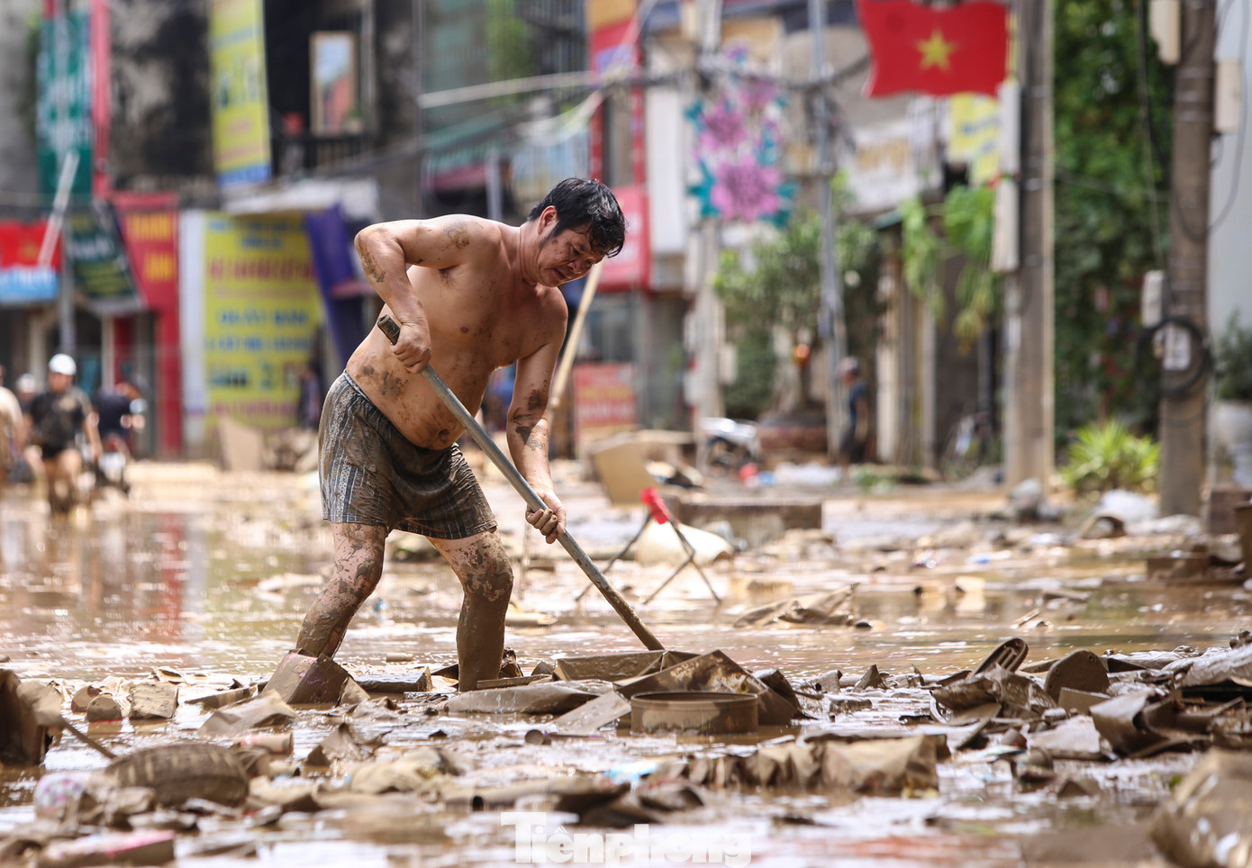 Là khu dân cư chủ yếu kinh doanh dịch vụ nên lũ rút, người dân sớm dọn dẹp nhà cửa, quán hàng. “Nước lũ lên quá nhanh, ngập quá lâu nên đồ đạc, tài sản bị ngâm hết, hỏng cả”, bà Thạch Thị Tâm (72 tuổi, phường Hồng Hà, TP Yên Bái) chia sẻ.