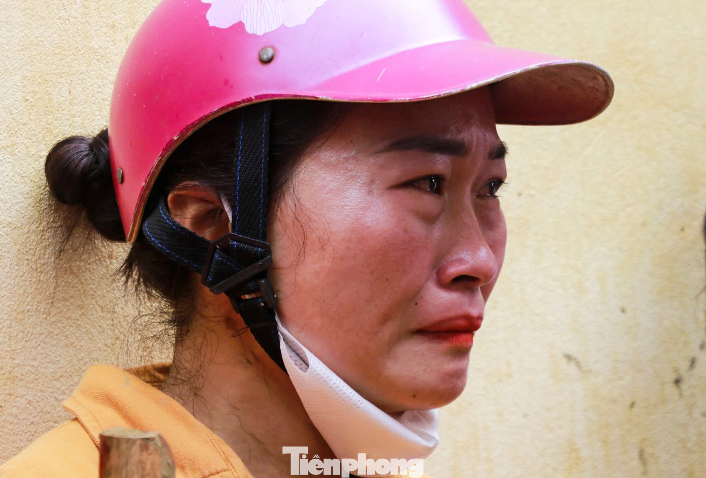 Bới tìm sách vở, đồ dùng của học sinh dưới lớp bùn non, nhiều cô giáo không cầm nổi nước mắt.