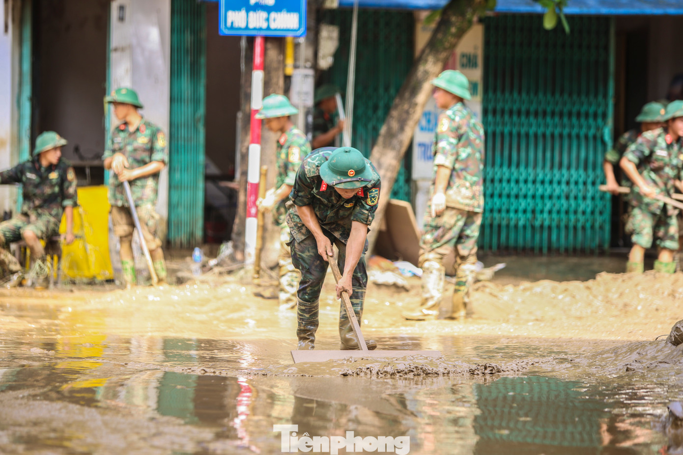 Hàng trăm người gồm bộ đội, công an, dân quân tự vệ, đoàn thanh niên... được huy động hỗ trợ dọn bùn, giúp người dân sớm ổn định cuộc sống sau đợt lũ.