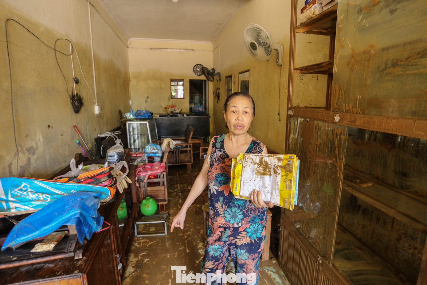 Căn nhà 2 tầng của gia đình bà Thạch Thị Tâm (72 tuổi, phường Hồng Hà, TP Yên Bái) bị ngập gần 3m. Lũ vào đã nhấn chìm toàn bộ cửa hàng kinh doanh văn phòng phẩm, sách vở phục vụ học sinh của vợ chồng bà.