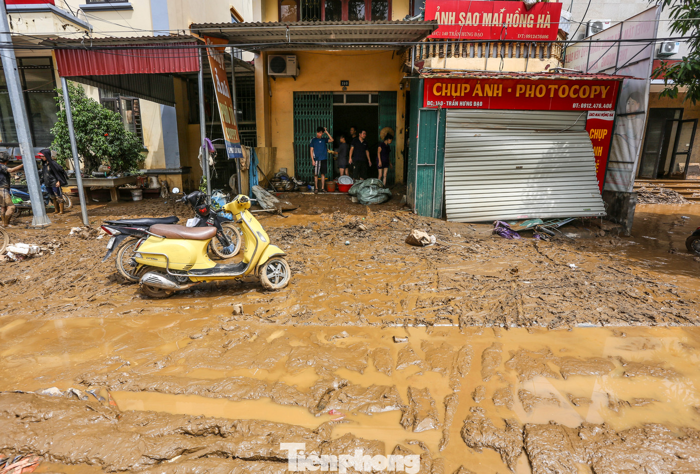 Lũ rút, trong nhà dân và các tuyến đường để lại lớp bùn dày đặc, cao đến đầu gối khiến người và phương tiện gặp khó khăn trong đi lại.
