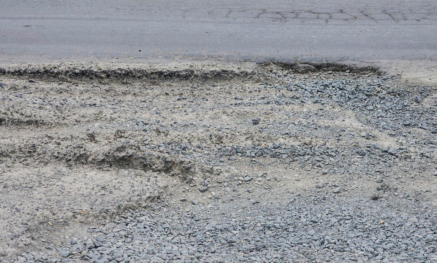 Theo Ban quản lý dự án Đầu tư xây dựng Khu vực Khu Kinh tế tỉnh Hà Tĩnh, đoạn đường trên đang được thi công mở rộng với gói thầu nằm trong dự án Đường trục chính trung tâm Quốc lộ 1 đoạn tránh thị xã Kỳ Anh đến cụm cảng nước sâu Vũng Áng – Sơn Dương. Tuy nhiên, việc thi công chậm, có thời điểm phải “ngắt quãng” do xe chở vật liệu tăng cao và một phần do thời tiết.