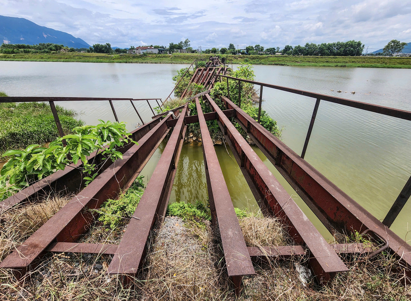 Cách đó khoảng 1km là cây cầu sắt khác qua tổ dân phố Nam Phong với chiều dài 50-70m cũng trong tình trạng hư hỏng, bỏ hoang tàn, lâu nay đã không còn sử dụng cho việc đi lại. Nhiều nhịp cầu đã bị đổ nghiêng, phía hai đầu cầu cũng không có rào chắn hay biển cảnh báo nguy hiểm.