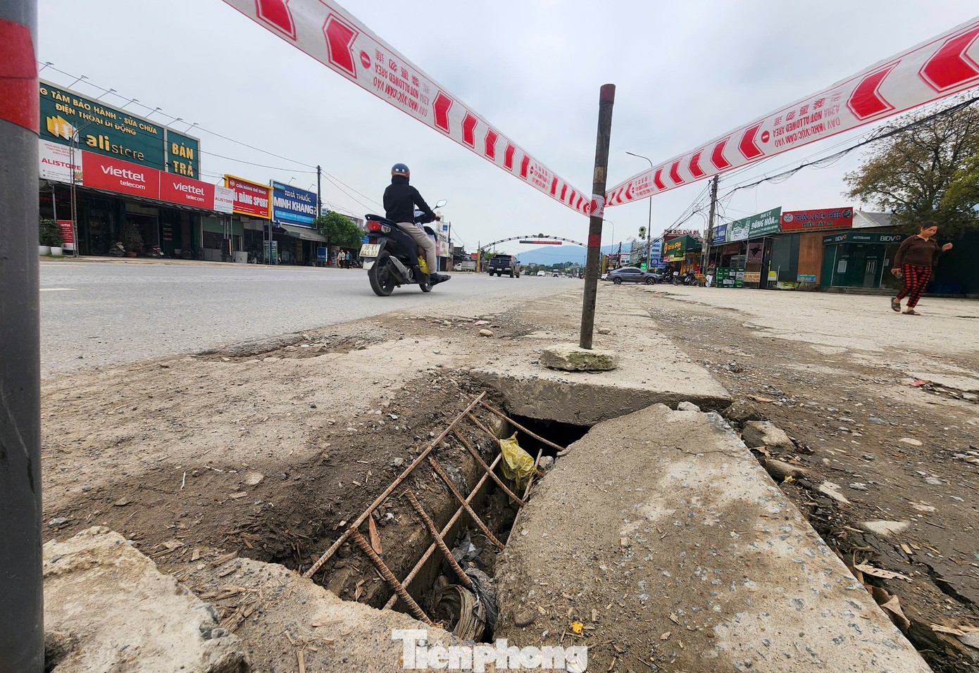 Theo Sở Xây dựng Hà Tĩnh, đoạn tuyến QL1 qua trung tâm thị xã Kỳ Anh và Khu kinh tế Vũng Áng xuống cấp, hư hỏng và thiếu sự đồng bộ với hệ thống Quốc lộ 1 đoạn Nam cầu Bến Thủy - thị xã Kỳ Anh đã được đầu tư theo quy hoạch 4 làn xe nên tiềm ẩn nguy cơ mất an toàn giao thông, ảnh hưởng hoạt động thu hút đầu tư. Trong hình, nhiều vị trí nắp cống 2 bên tuyến đường bị gãy sập. Theo Sở Xây dựng Hà Tĩnh, đoạn tuyến QL1 qua trung tâm thị xã Kỳ Anh và Khu kinh tế Vũng Áng xuống cấp, hư hỏng và thiếu sự đồng bộ với hệ thống Quốc lộ 1 đoạn Nam cầu Bến Thủy - thị xã Kỳ Anh đã được đầu tư theo quy hoạch 4 làn xe nên tiềm ẩn nguy cơ mất an toàn giao thông, ảnh hưởng hoạt động thu hút đầu tư. Trong hình, nhiều vị trí nắp cống 2 bên tuyến đường bị gãy sập.