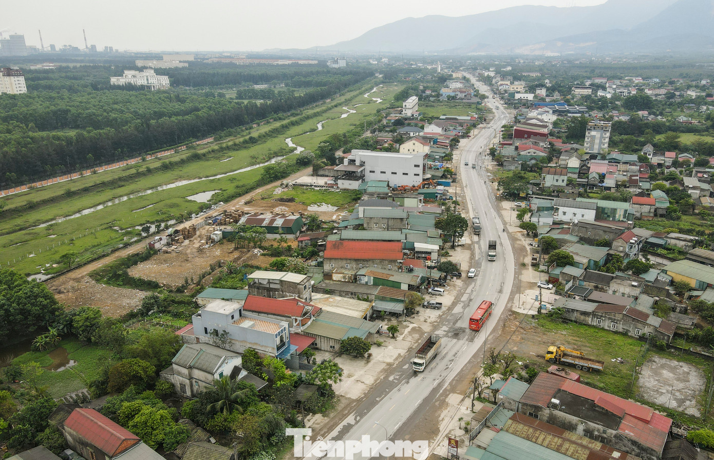 Cùng với đó, những năm gần đây, tuyến Quốc lộ 1A đoạn từ Km 561+00 đến Km 587+00 với chiều dài khoảng 26km có nhiều dự án lớn, trọng điểm đang được triển khai ở Khu Kinh tế Vũng Áng đã làm gia tăng phương tiện lưu thông trên tuyến khiến tuyến đường xuống cấp, xuất hiện tình trạng ùn tắc giao thông ở các khung giờ cao điểm. Cùng với đó, những năm gần đây, tuyến Quốc lộ 1A đoạn từ Km 561+00 đến Km 587+00 với chiều dài khoảng 26km có nhiều dự án lớn, trọng điểm đang được triển khai ở Khu Kinh tế Vũng Áng đã làm gia tăng phương tiện lưu thông trên tuyến khiến tuyến đường xuống cấp, xuất hiện tình trạng ùn tắc giao thông ở các khung giờ cao điểm.