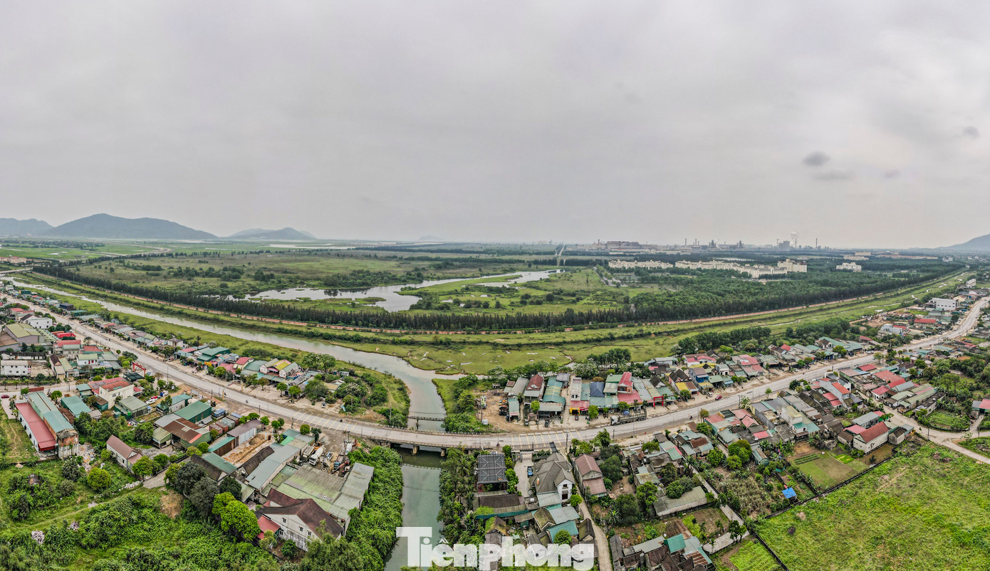 Quốc lộ 1A qua trung tâm thị xã Kỳ Anh (Hà Tĩnh) và Khu kinh tế Vũng Áng từng được nâng cấp vào năm 1998 với nền đường rộng 12-15m, mặt đường rộng 11-12m. Sau thời gian khai thác, tuyến đường bị mãn tải và xuống cấp. Quốc lộ 1A qua trung tâm thị xã Kỳ Anh (Hà Tĩnh) và Khu kinh tế Vũng Áng từng được nâng cấp vào năm 1998 với nền đường rộng 12-15m, mặt đường rộng 11-12m. Sau thời gian khai thác, tuyến đường bị mãn tải và xuống cấp.