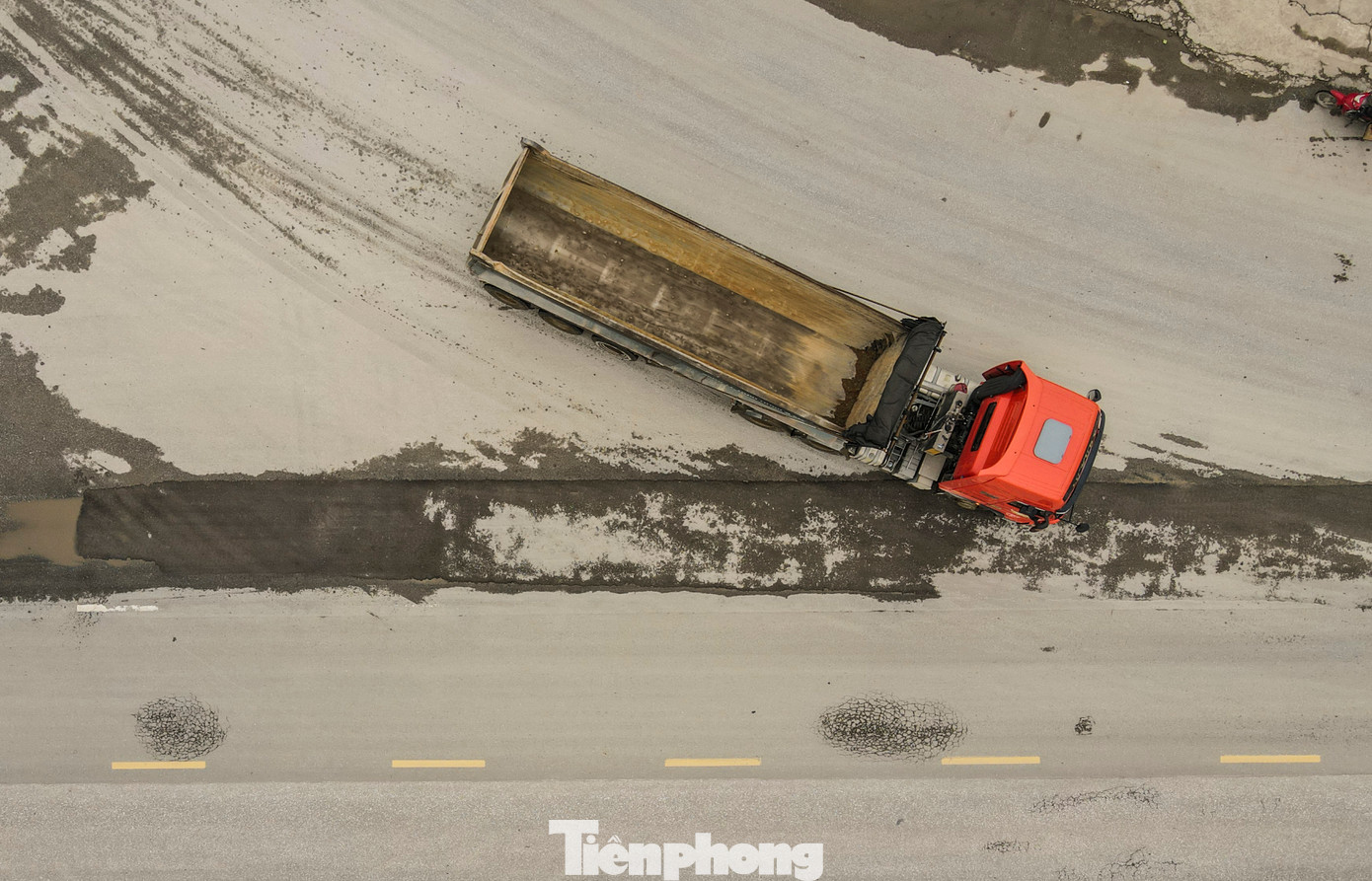 Theo ghi nhận, nhiều vị trí trên Quốc lộ 1A đoạn qua phường Hưng Trí, Kỳ Long, Kỳ Liên... mặt đường bị bong tróc, hằn lún vệt bánh xe, xuất hiện các ổ gà, ổ voi. Đơn vị bảo dưỡng tuyến đường cho biết việc duy tu, bảo dưỡng đều ở mức độ cục bộ nên không tránh khỏi tình trạng xuống cấp, rạn nứt, hư hỏng. Theo ghi nhận, nhiều vị trí trên Quốc lộ 1A đoạn qua phường Hưng Trí, Kỳ Long, Kỳ Liên... mặt đường bị bong tróc, hằn lún vệt bánh xe, xuất hiện các ổ gà, ổ voi. Đơn vị bảo dưỡng tuyến đường cho biết việc duy tu, bảo dưỡng đều ở mức độ cục bộ nên không tránh khỏi tình trạng xuống cấp, rạn nứt, hư hỏng.