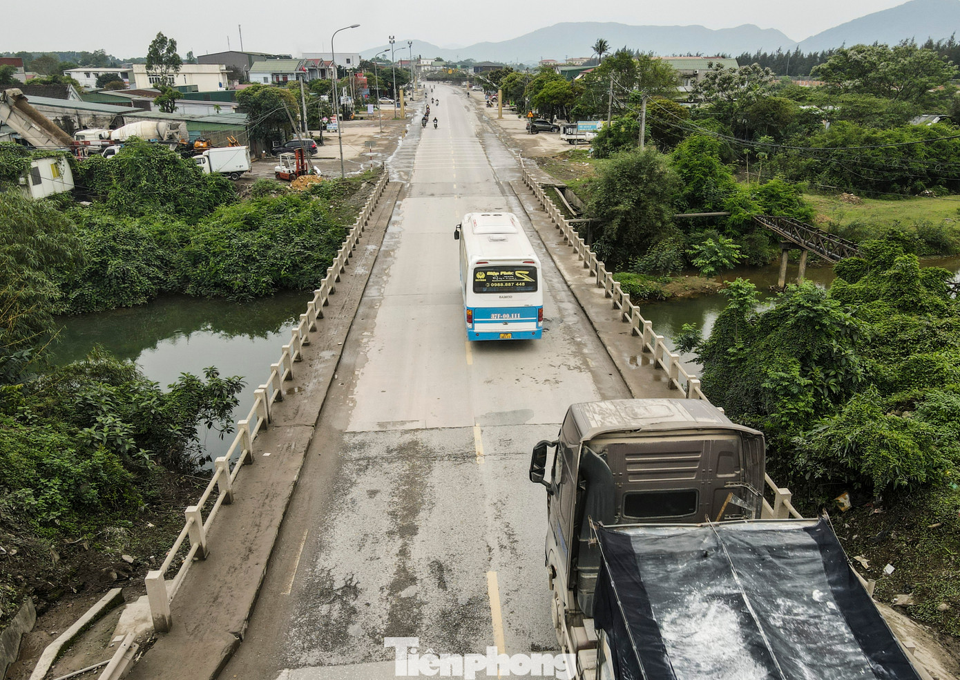 Người dân địa phương cho biết, dọc tuyến Quốc lộ 1A qua thị xã Kỳ Anh có nhiều công ty, cơ quan nhà nước cùng cơ sở kinh doanh, trường học nên lưu lượng phương tiện tăng cao. Trong khi đó, tuyến đường hẹp, chưa có dải phân cách cứng, tiềm ẩn nguy cơ tai nạn giao thông. Người dân địa phương cho biết, dọc tuyến Quốc lộ 1A qua thị xã Kỳ Anh có nhiều công ty, cơ quan nhà nước cùng cơ sở kinh doanh, trường học nên lưu lượng phương tiện tăng cao. Trong khi đó, tuyến đường hẹp, chưa có dải phân cách cứng, tiềm ẩn nguy cơ tai nạn giao thông.