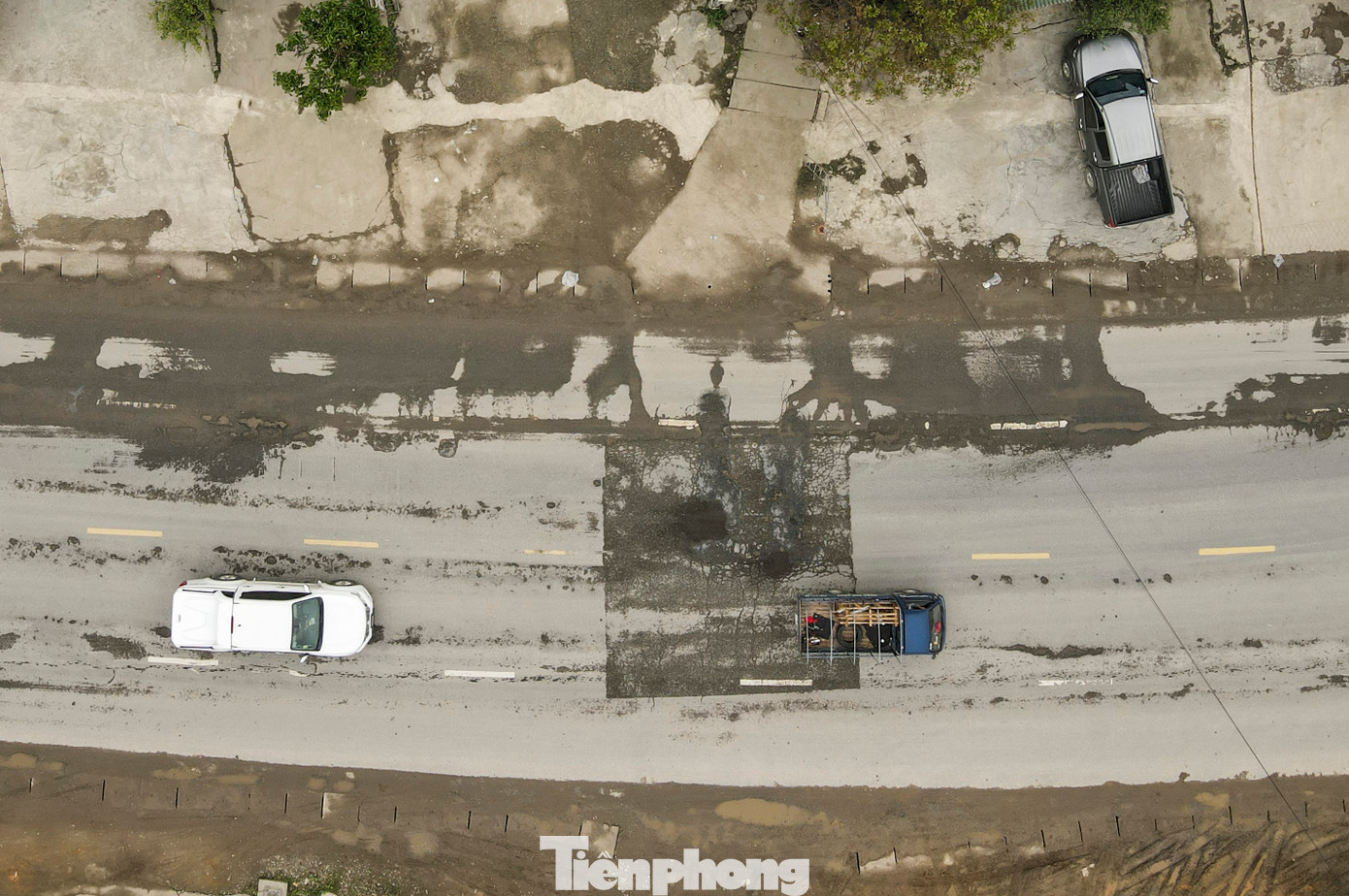 Người dân địa phương cho biết, dọc tuyến Quốc lộ 1A qua thị xã Kỳ Anh có nhiều công ty, cơ quan nhà nước cùng cơ sở kinh doanh, trường học nên lưu lượng phương tiện tăng cao. Trong khi đó, tuyến đường hẹp, chưa có dải phân cách cứng, tiềm ẩn nguy cơ tai nạn giao thông. Người dân địa phương cho biết, dọc tuyến Quốc lộ 1A qua thị xã Kỳ Anh có nhiều công ty, cơ quan nhà nước cùng cơ sở kinh doanh, trường học nên lưu lượng phương tiện tăng cao. Trong khi đó, tuyến đường hẹp, chưa có dải phân cách cứng, tiềm ẩn nguy cơ tai nạn giao thông.