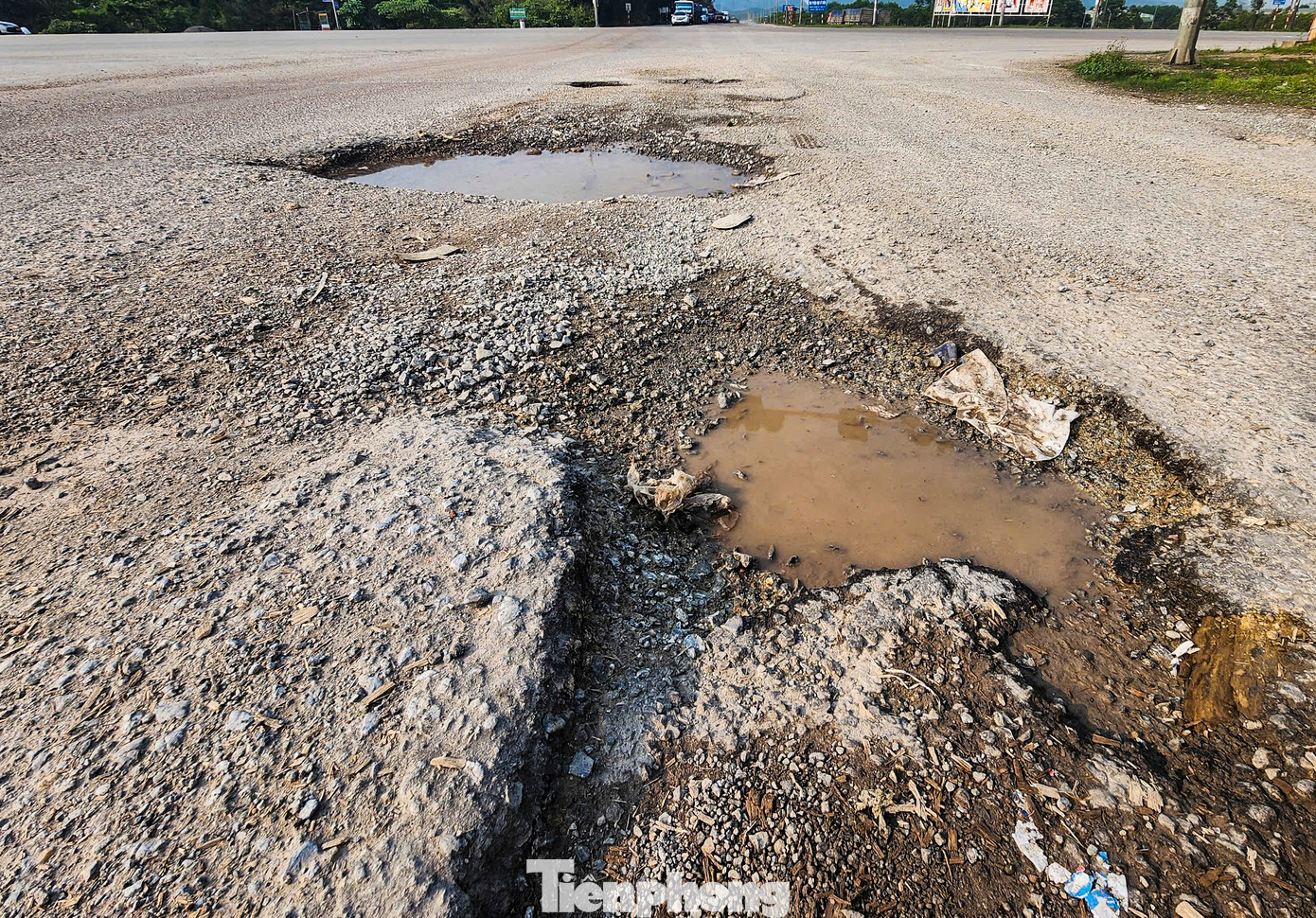 Theo ghi nhận, nhiều vị trí trên Quốc lộ 1A đoạn qua phường Hưng Trí, Kỳ Long, Kỳ Liên... mặt đường bị bong tróc, hằn lún vệt bánh xe, xuất hiện các ổ gà, ổ voi. Đơn vị bảo dưỡng tuyến đường cho biết việc duy tu, bảo dưỡng đều ở mức độ cục bộ nên không tránh khỏi tình trạng xuống cấp, rạn nứt, hư hỏng. Theo ghi nhận, nhiều vị trí trên Quốc lộ 1A đoạn qua phường Hưng Trí, Kỳ Long, Kỳ Liên... mặt đường bị bong tróc, hằn lún vệt bánh xe, xuất hiện các ổ gà, ổ voi. Đơn vị bảo dưỡng tuyến đường cho biết việc duy tu, bảo dưỡng đều ở mức độ cục bộ nên không tránh khỏi tình trạng xuống cấp, rạn nứt, hư hỏng.