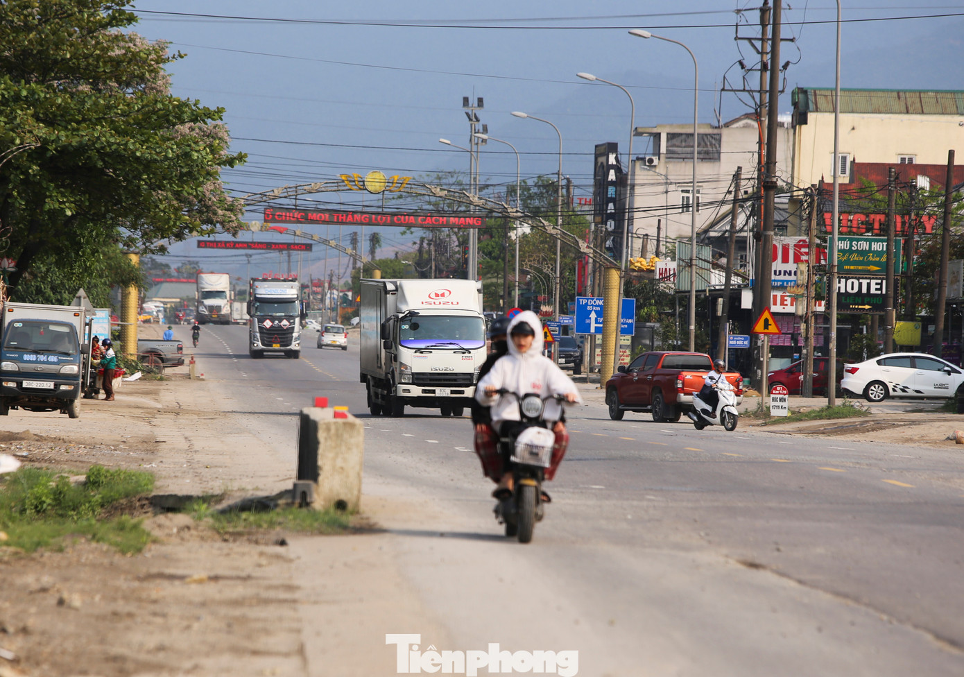 Người dân địa phương cho biết, dọc tuyến Quốc lộ 1A qua thị xã Kỳ Anh có nhiều công ty, cơ quan nhà nước cùng cơ sở kinh doanh, trường học nên lưu lượng phương tiện tăng cao. Trong khi đó, tuyến đường hẹp, chưa có dải phân cách cứng, tiềm ẩn nguy cơ tai nạn giao thông. Người dân địa phương cho biết, dọc tuyến Quốc lộ 1A qua thị xã Kỳ Anh có nhiều công ty, cơ quan nhà nước cùng cơ sở kinh doanh, trường học nên lưu lượng phương tiện tăng cao. Trong khi đó, tuyến đường hẹp, chưa có dải phân cách cứng, tiềm ẩn nguy cơ tai nạn giao thông.