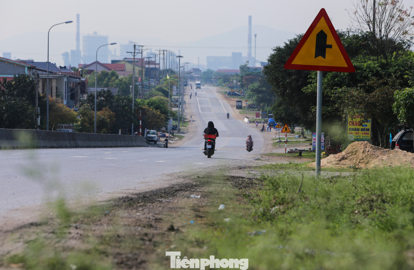 "Đường khá nhỏ hẹp, nhiều vị trí bị bong tróc, hằn lún, ngày mưa một số vị trí còn bị ngập, còn giờ cao điểm lại ùn tắc, va quệt”, anh Thành (37 tuổi, trú thị xã Kỳ Anh) cho hay. "Đường khá nhỏ hẹp, nhiều vị trí bị bong tróc, hằn lún, ngày mưa một số vị trí còn bị ngập, còn giờ cao điểm lại ùn tắc, va quệt”, anh Thành (37 tuổi, trú thị xã Kỳ Anh) cho hay.