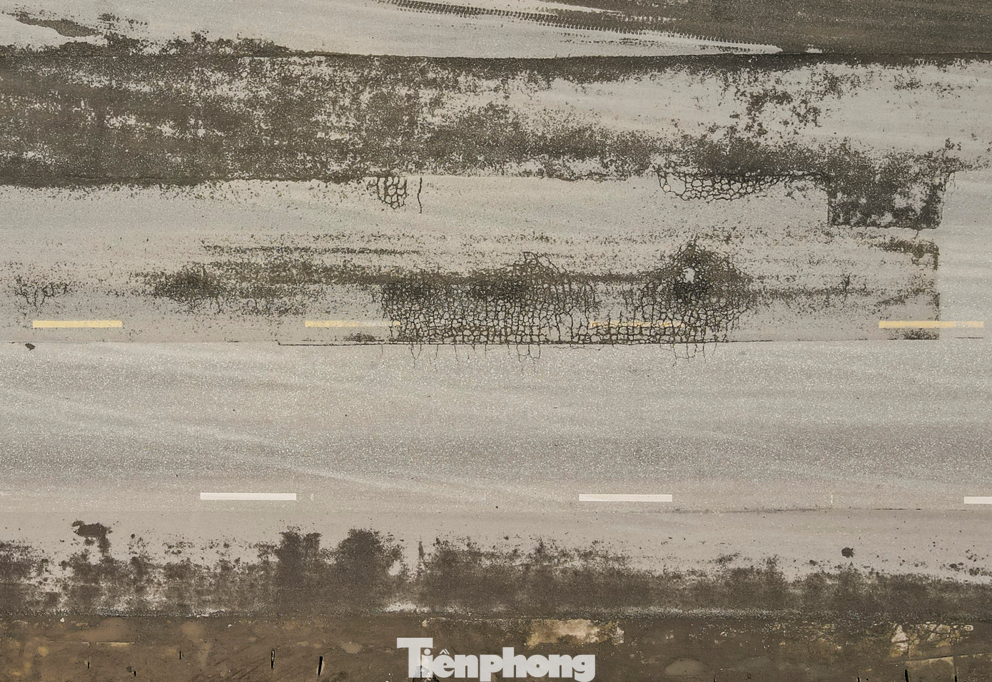 Theo ghi nhận, nhiều vị trí trên Quốc lộ 1A đoạn qua phường Hưng Trí, Kỳ Long, Kỳ Liên... mặt đường bị bong tróc, hằn lún vệt bánh xe, xuất hiện các ổ gà, ổ voi. Đơn vị bảo dưỡng tuyến đường cho biết việc duy tu, bảo dưỡng đều ở mức độ cục bộ nên không tránh khỏi tình trạng xuống cấp, rạn nứt, hư hỏng. Theo ghi nhận, nhiều vị trí trên Quốc lộ 1A đoạn qua phường Hưng Trí, Kỳ Long, Kỳ Liên... mặt đường bị bong tróc, hằn lún vệt bánh xe, xuất hiện các ổ gà, ổ voi. Đơn vị bảo dưỡng tuyến đường cho biết việc duy tu, bảo dưỡng đều ở mức độ cục bộ nên không tránh khỏi tình trạng xuống cấp, rạn nứt, hư hỏng.