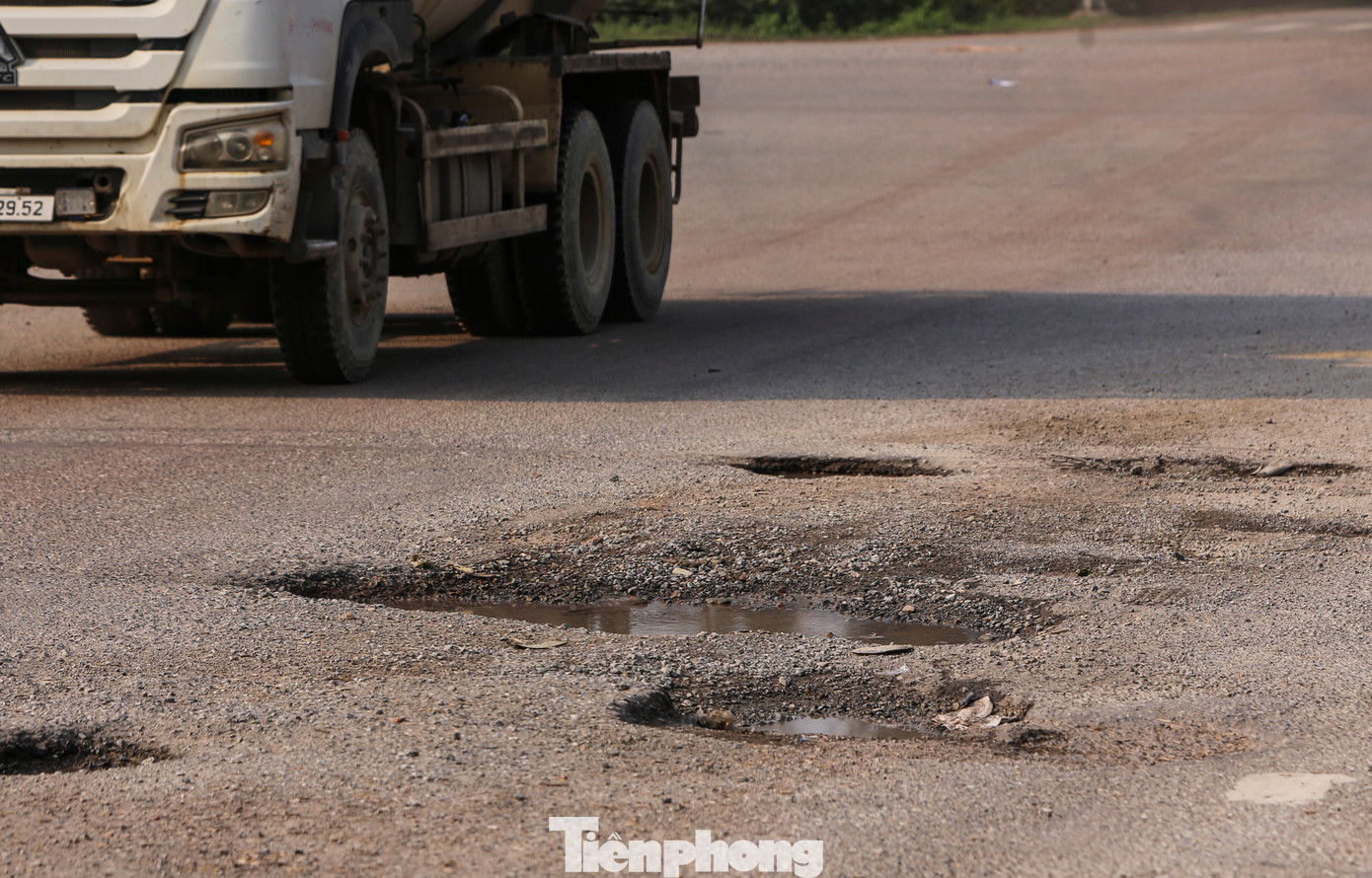 "Các vị trí mất an toàn sẽ được cào bóc, xử lý lún. Đây chỉ là phương án khắc phục tạm thời, về lâu dài cần phải có kinh phí lớn để thảm lại toàn bộ mặt đường" đại diện đơn vị duy tu thông tin. "Các vị trí mất an toàn sẽ được cào bóc, xử lý lún. Đây chỉ là phương án khắc phục tạm thời, về lâu dài cần phải có kinh phí lớn để thảm lại toàn bộ mặt đường" đại diện đơn vị duy tu thông tin.