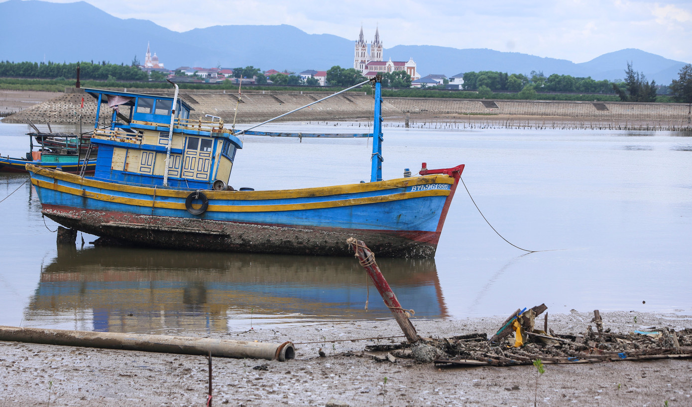 Ông Bùi Tuấn Sơn, Giám đốc Ban Quản lý các cảng cá và khu neo đậu tránh trú bão tàu cá Hà Tĩnh cho biết, việc xác tàu hư hỏng nằm chất đống dọc cửa sông, nơi neo đậu tàu thuyền sẽ khiến việc lưu thông, neo đậu và tránh trú tàu thuyền của người dân gặp khó, nhất là sắp vào mùa mưa bão. “Ở các khu neo đậu, với các xác tàu hư hỏng, đơn vị đã yêu cầu chủ tàu tháo dỡ, di dời. Còn dọc luồng lạch, cửa sông, chính quyền địa phương và ngành chức năng cũng phối hợp kiểm tra, xử lý sớm các xác tàu để đảm bảo lưu thông”, ông Sơn nói.