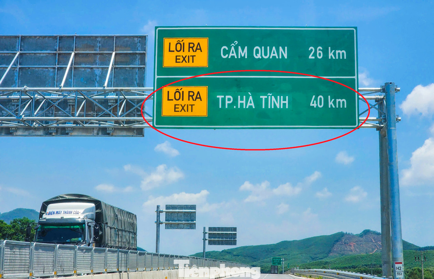 Biển báo với tên địa danh 'lạ' trên cao tốc Hà Tĩnh trước và sau khi được đổi tên. Biển báo với tên địa danh 'lạ' trên cao tốc Hà Tĩnh trước và sau khi được đổi tên.