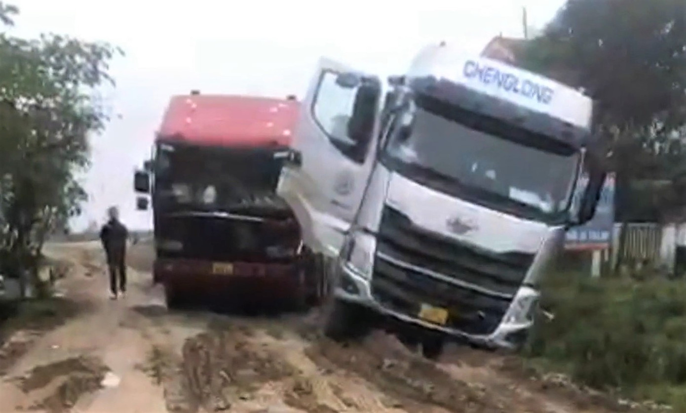 “Mùa nắng bụi bặm, phủ kín, ngày mưa lại lầy lội, thành vũng sình nước, trơn trượt rất nguy hiểm. Tuyến đường lớn mà xấu hơn cả đường thôn, chúng tôi nhiều lần kiến nghị để sửa chữa, nâng cấp tuyến đường nhưng đến nay vẫn nhếch nhác”, bà Võ Thị Loan (53 tuổi, thôn Tân Thắng, xã Kỳ Ninh) cho hay. Trong hình là cảnh nhếch nhác, xuống cấp trên tuyến, từng nhiều vụ tai nạn xảy ra. “Mùa nắng bụi bặm, phủ kín, ngày mưa lại lầy lội, thành vũng sình nước, trơn trượt rất nguy hiểm. Tuyến đường lớn mà xấu hơn cả đường thôn, chúng tôi nhiều lần kiến nghị để sửa chữa, nâng cấp tuyến đường nhưng đến nay vẫn nhếch nhác”, bà Võ Thị Loan (53 tuổi, thôn Tân Thắng, xã Kỳ Ninh) cho hay. Trong hình là cảnh nhếch nhác, xuống cấp trên tuyến, từng nhiều vụ tai nạn xảy ra.