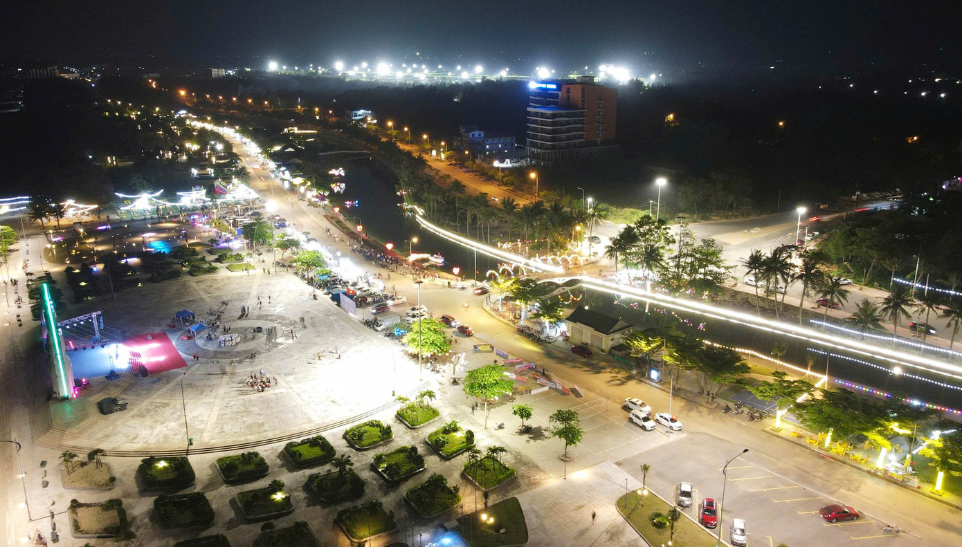 Về đêm, Khu du lịch biển Xuân Thành còn nổi bật với những khu nghỉ dưỡng cao cấp sát biển. Khi mặt trời tắt nắng cũng là lúc hàng ngàn chiếc đèn lồng rực rỡ sắc màu, tỏa sáng trong đêm, mang đến một không gian mới lạ đầy thích thú. Về đêm, Khu du lịch biển Xuân Thành còn nổi bật với những khu nghỉ dưỡng cao cấp sát biển. Khi mặt trời tắt nắng cũng là lúc hàng ngàn chiếc đèn lồng rực rỡ sắc màu, tỏa sáng trong đêm, mang đến một không gian mới lạ đầy thích thú.