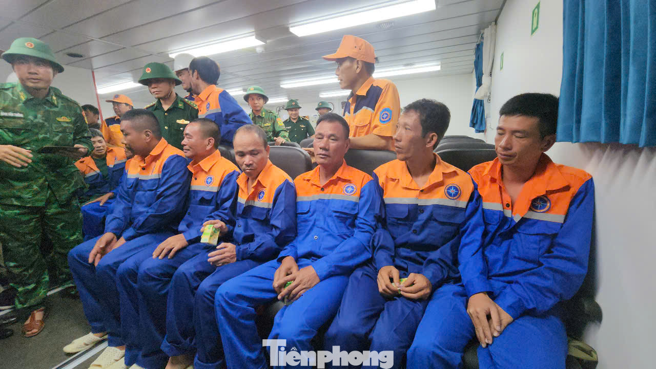Các thuyền viên trên tàu Công Thành 07 được ứng cứu sau nhiều giờ lênh đênh trên biển.