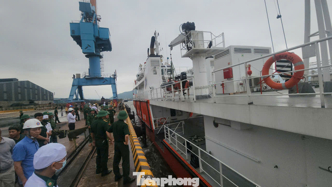 Tàu cứu hộ đưa các thuyền viên gặp nạn trên biển về bờ an toàn.