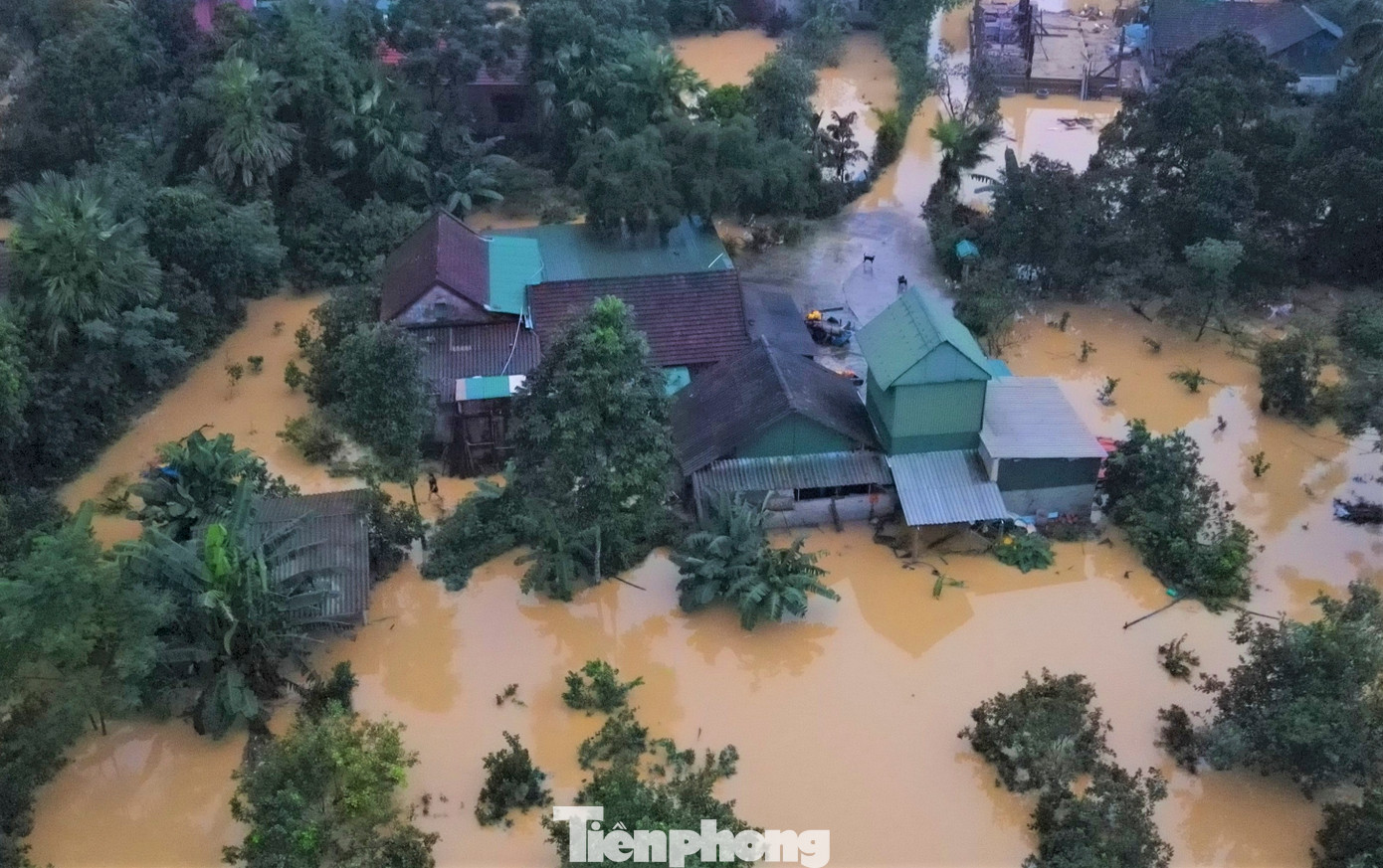 Lãnh đạo UBND xã Hà Linh cho biết, mưa lũ gây ngập 78 hộ dân, 168 hộ nước vào vườn; nhiều tuyến đường liên thôn, liên xã bị ngập, cô lập một số khu vực. Mưa lũ cũng làm 1 người chết, 1 người mất tích, địa phương đang phối hợp ngành chức năng tìm kiếm nạn nhân.