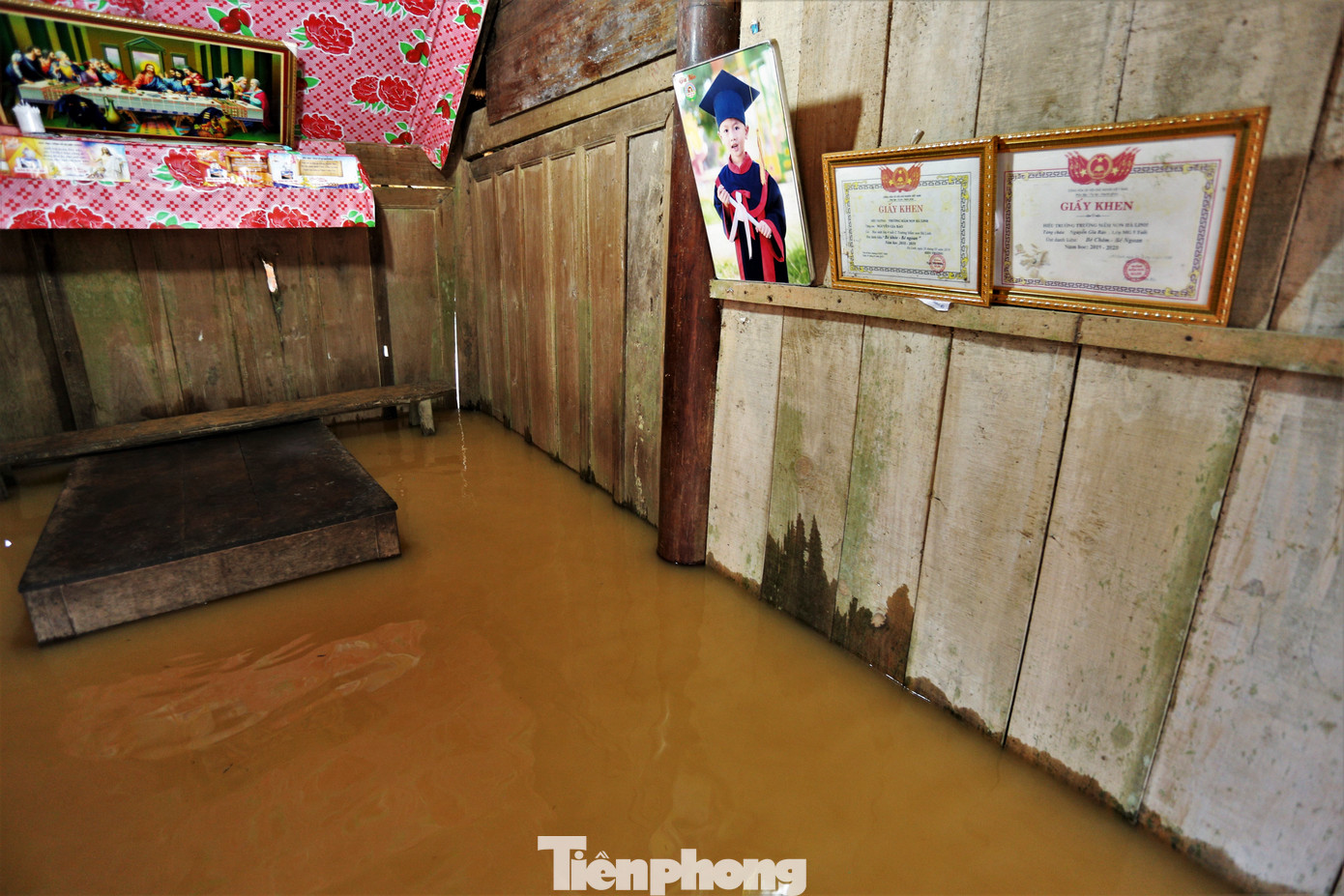 Nhà nhiều hộ dân ngập sâu hơn 1m.