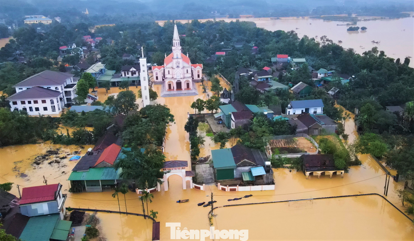Khu vực nhà thờ giáo xứ Thọ Vực (xã Hà Linh) cũng ngập sâu.